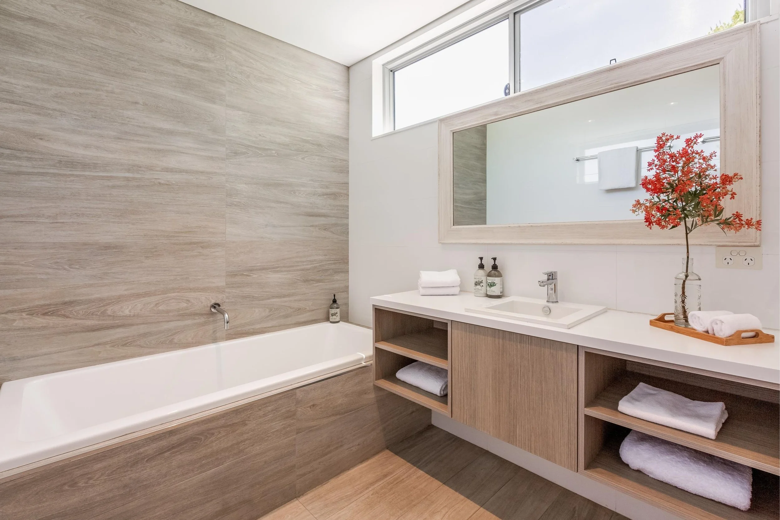UrbanBeachHouse_Bath1.jpg