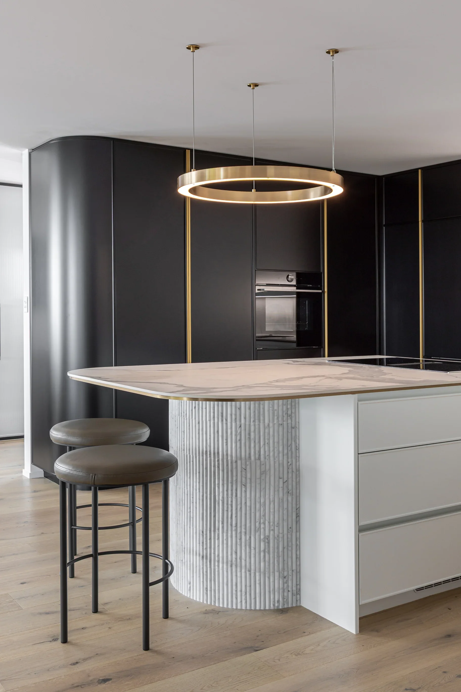 IAura_Pendant_MG_0975_graded_web-4.webp