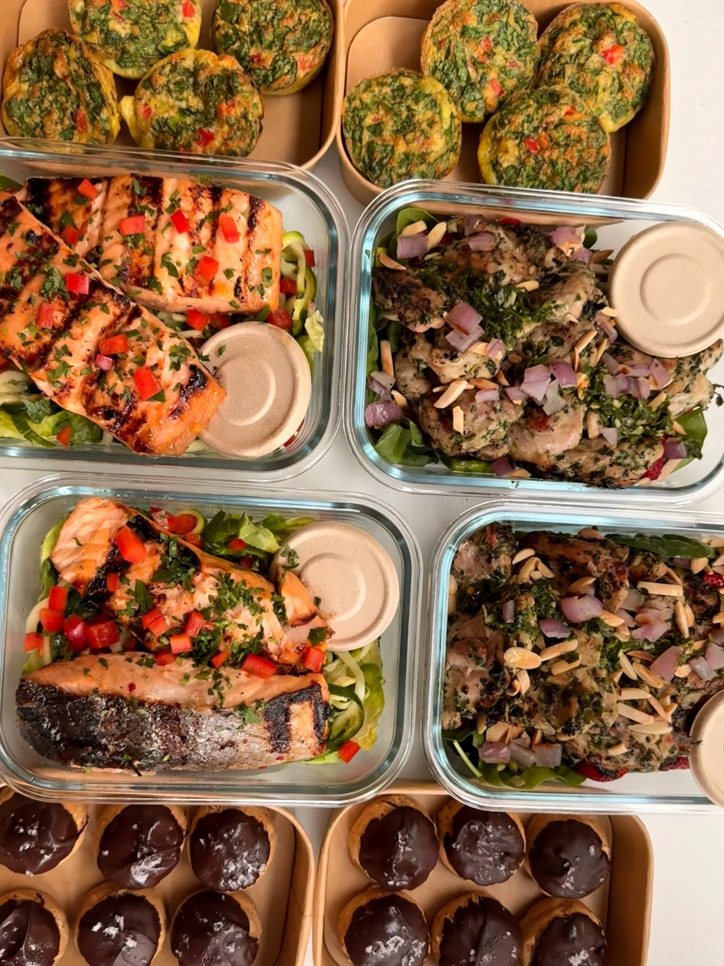 Here is a glimpse inside this week&rsquo;s custom client menu:
🌿 Breakfast: Spinach, red pepper, and herb egg bites
🔥 Mains:
&bull; Perfectly seared grilled salmon over fresh greens &amp; zesty dressings
&bull; Chimichurri chicken topped with toast