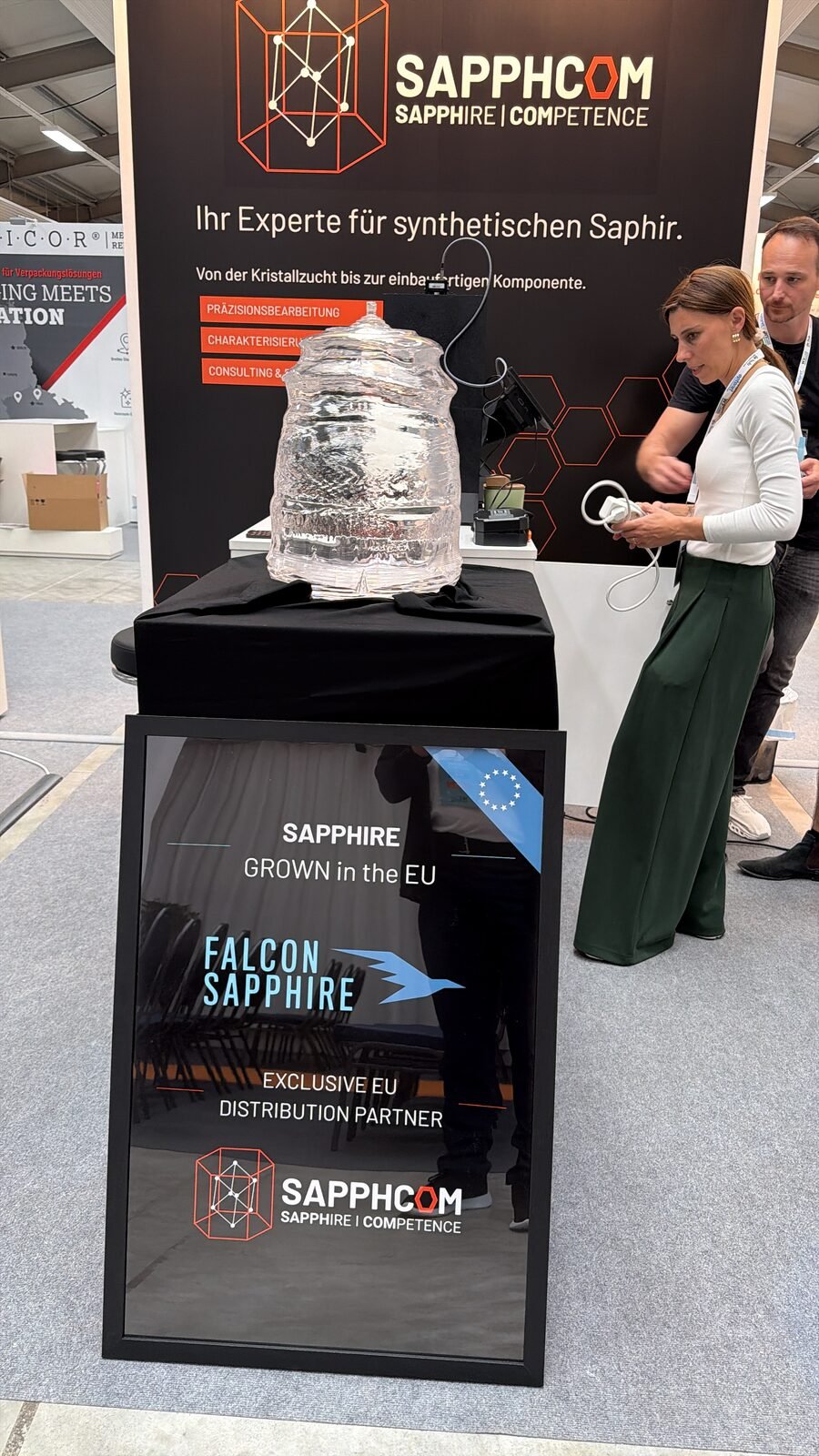 Falcon Sapphire’s 100 kg Kyropoulos boule on display at the SAPPHCOM booth—European-grown sapphire at industrial scale.