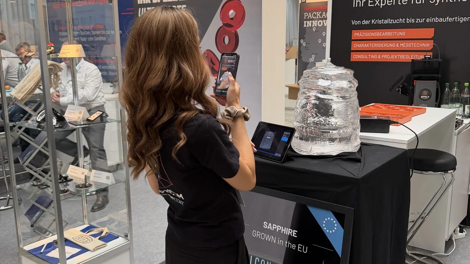 The 100 kg sapphire boule became a natural focal point, drawing visitors in for photos, demonstrations and technical conversations.