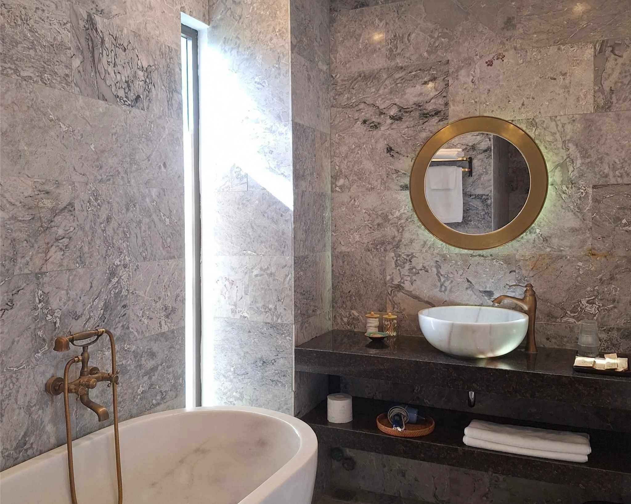 112 - marble tub.jpg