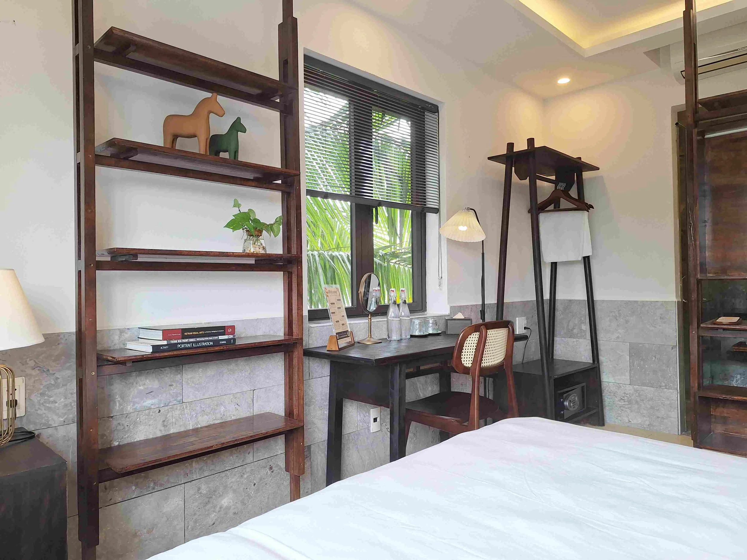 Room with window desk-2.jpg