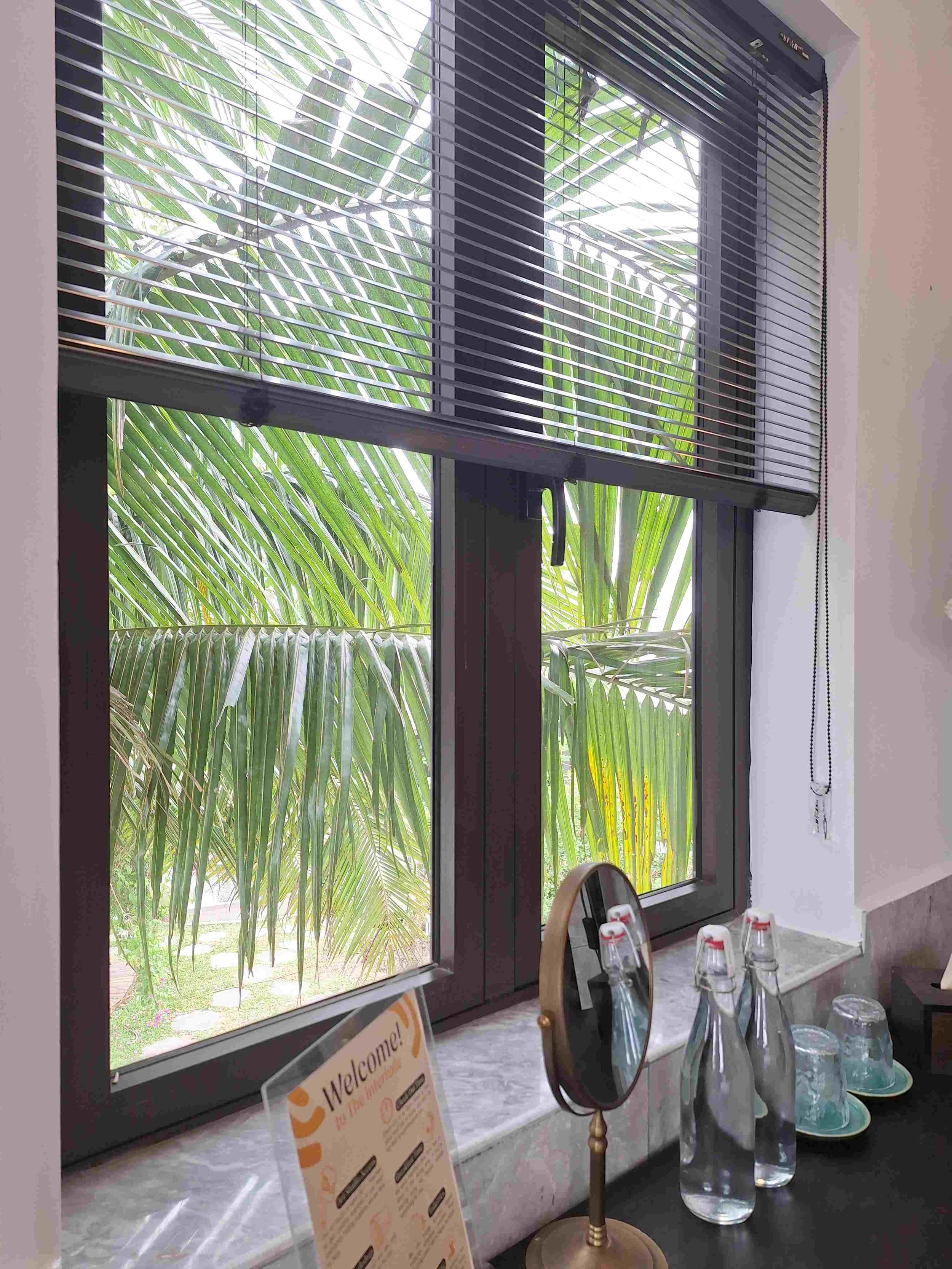 Room with window desk-3.jpg