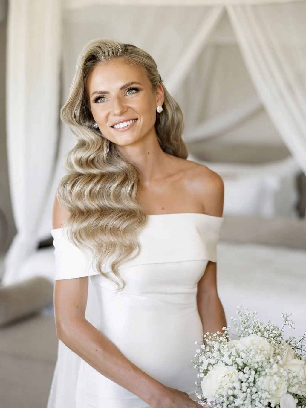 DANIELLE 🤍 

Hair @diva_hairstyles 

@janeulla_photography 
@veilbridalcouture 
@trunkevents 
@belair_pavilion 
@myprettyvintage 

#capetownmakeupartist
#weddingmakeupartist
#airbrushmakeupcapetown
#bridalmakeupartist
#bridalmakeup