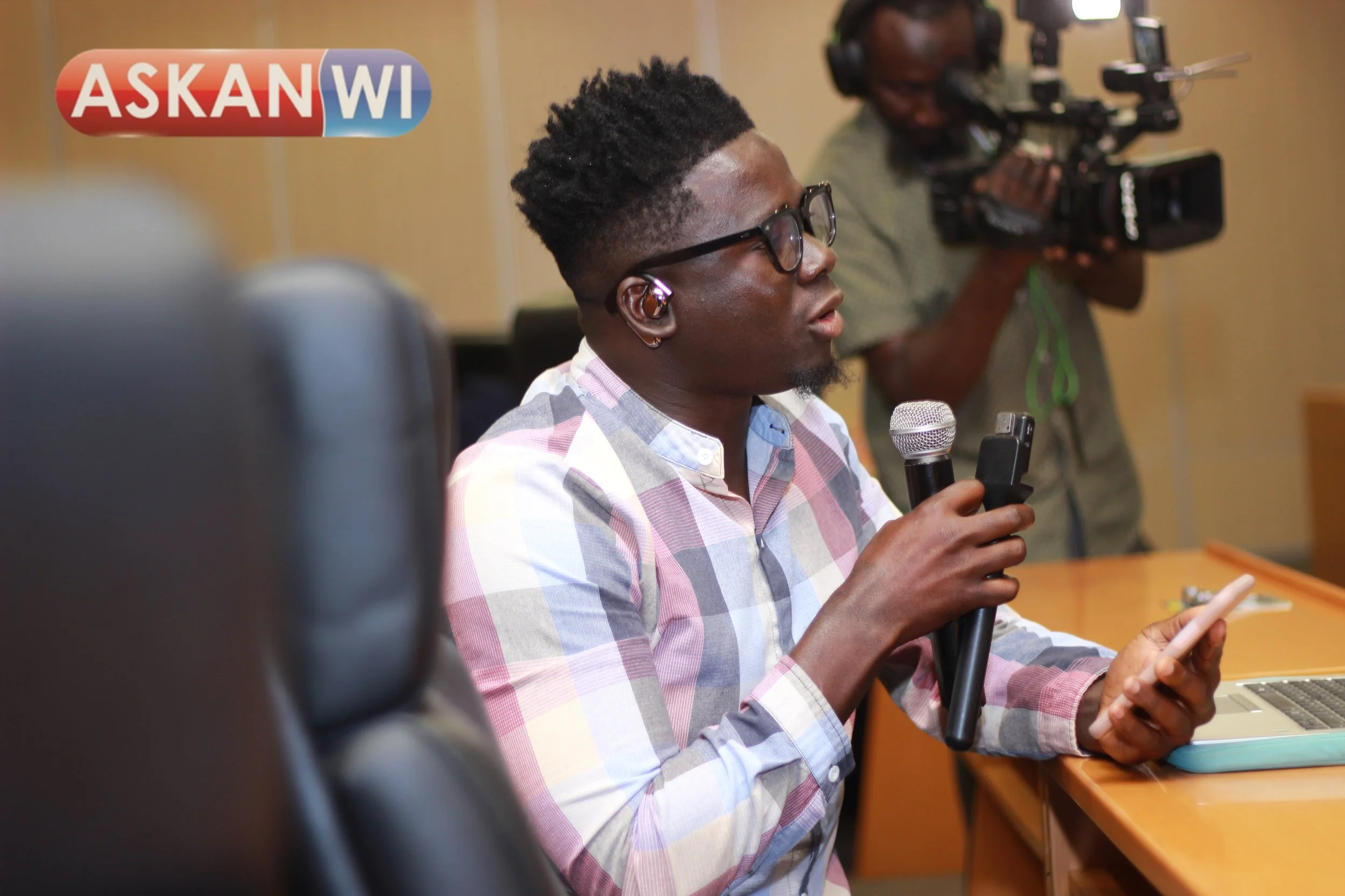 My Brother Is Among Nearly 200 Migrants Lost on the Backway, Journalist Tells Foreign Minister