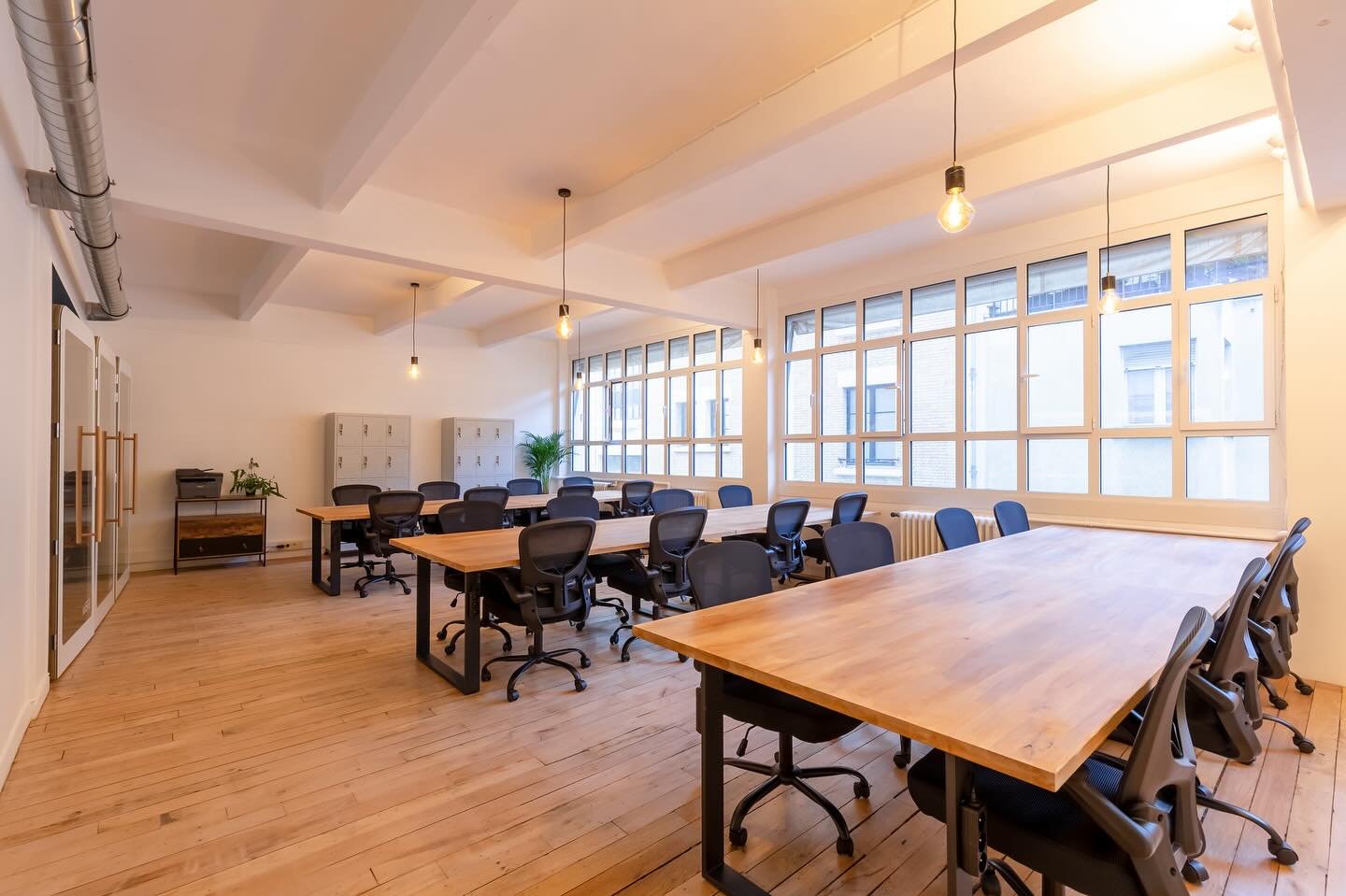 Bienvenue dans notre espace Work Mates &agrave; Oberkampf ! 🌟

Un lieu pens&eacute; pour vous offrir bien plus qu&rsquo;un bureau : une exp&eacute;rience. Entre design moderne et ambiance chaleureuse, notre espace &agrave; Oberkampf est l&rsquo;endr