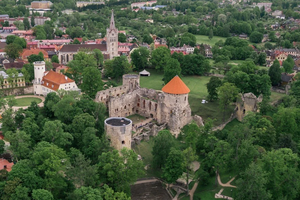 CēsisCastle_overview.jpg