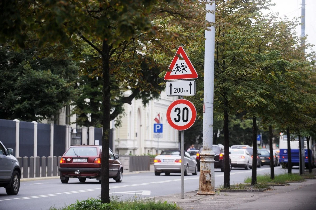 Būtiski uzlabojam satiksmes drošību pie Rīgas skolām