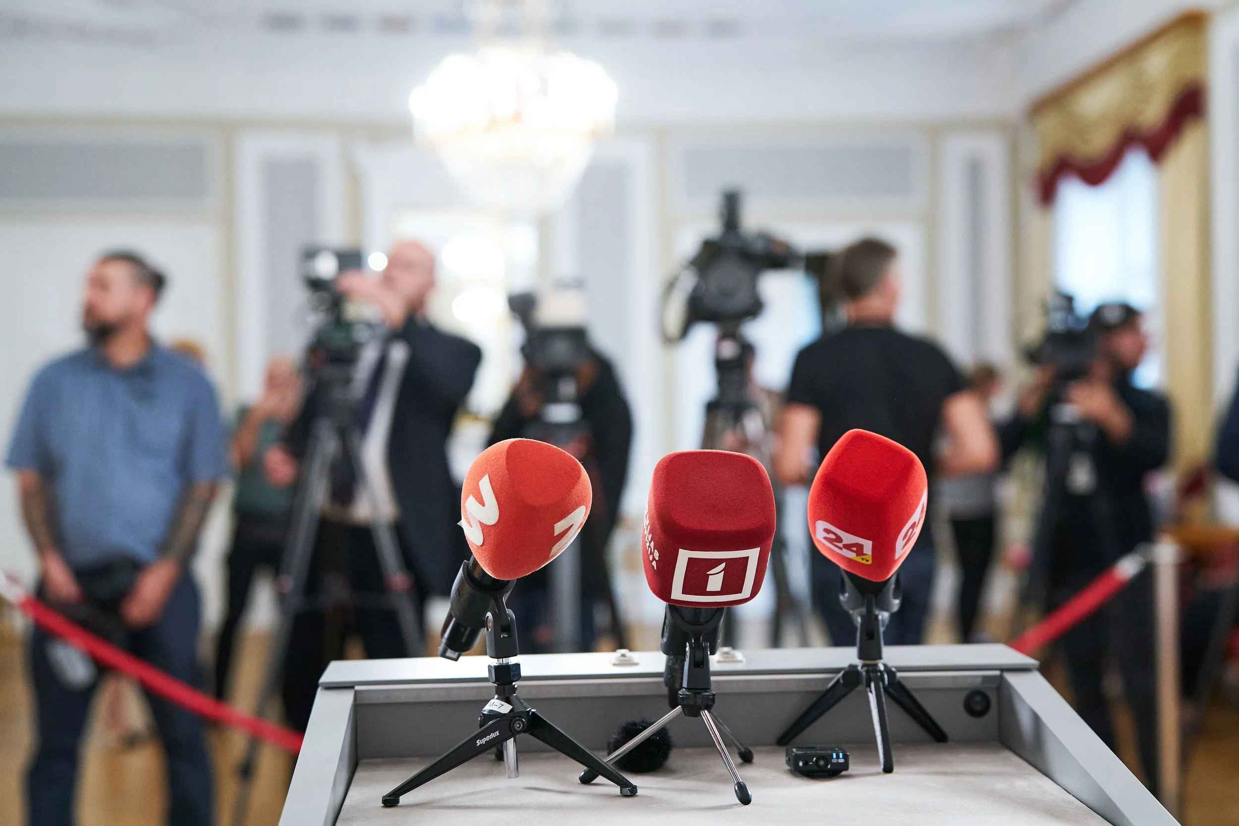 Konservatīvo partiju koalīcija turpina izdarīt spiedienu uz sabiedrisko mediju un tā uzraugu