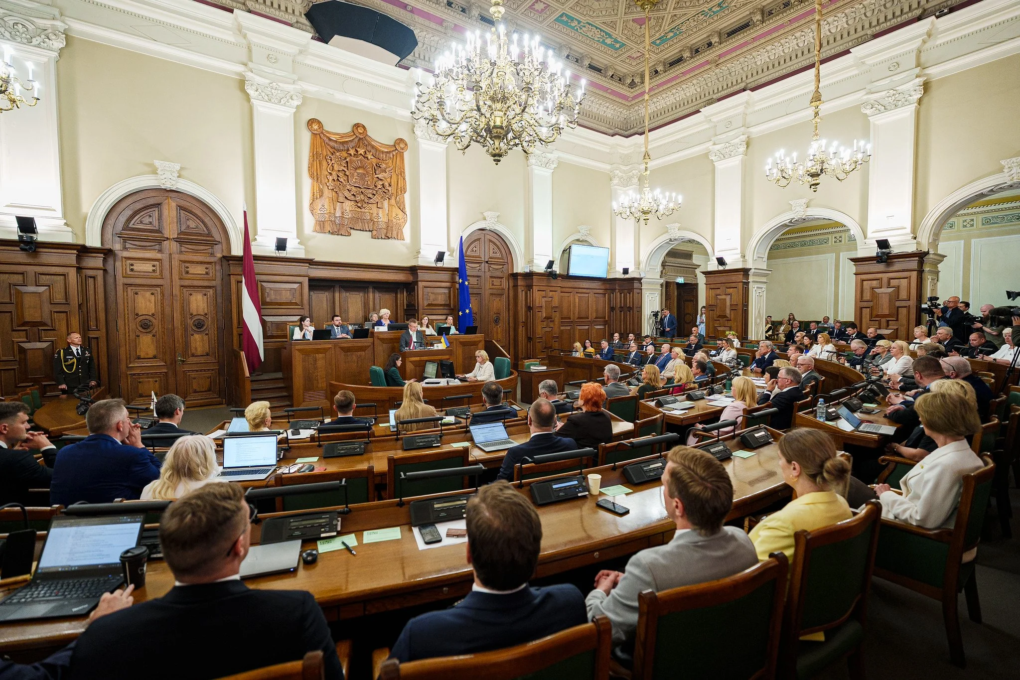 Aicinām Valsts prezidentu neizsludināt izmaiņas Valsts civildienesta likumā