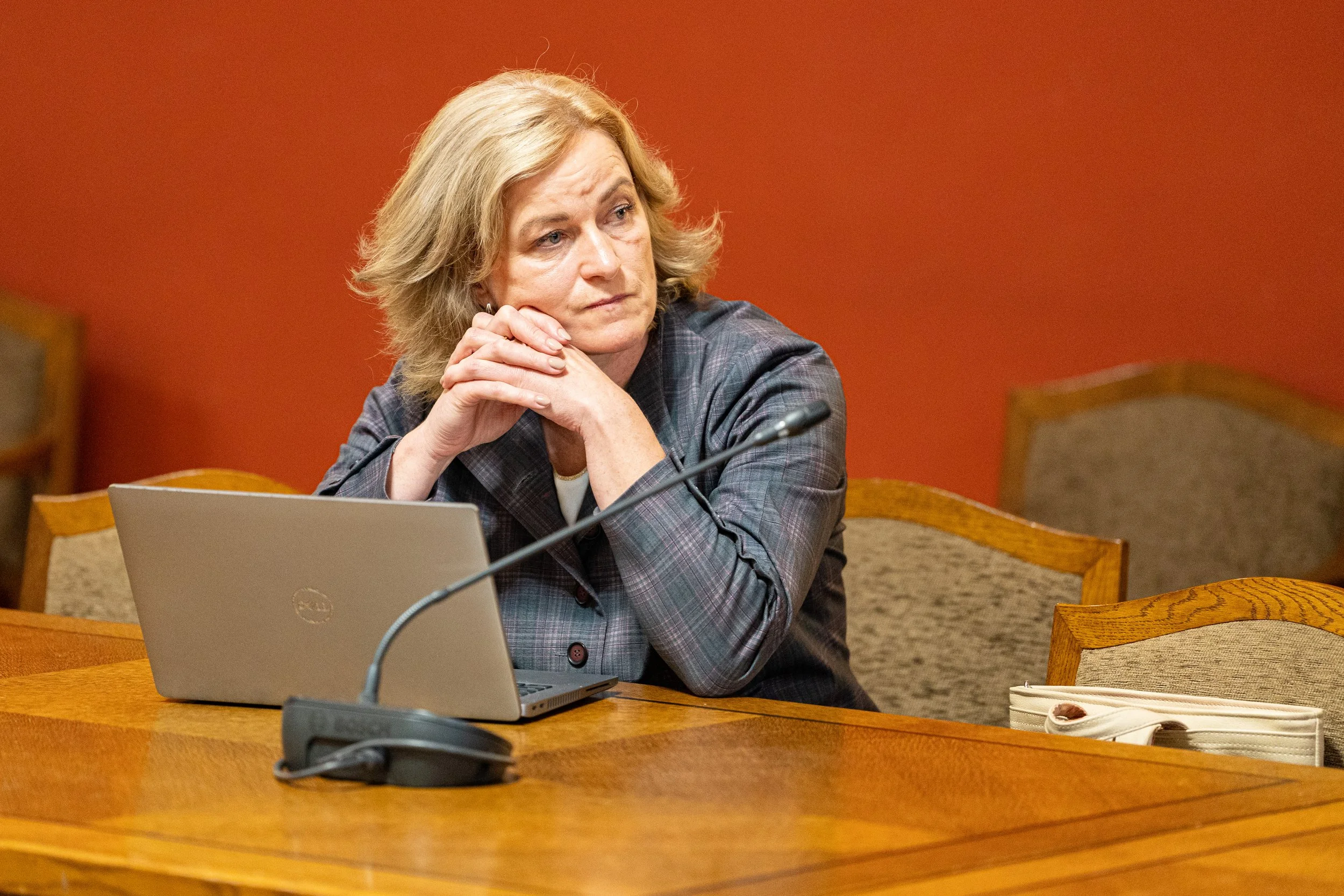 Prasām izglītības ministres Indriksones demisiju