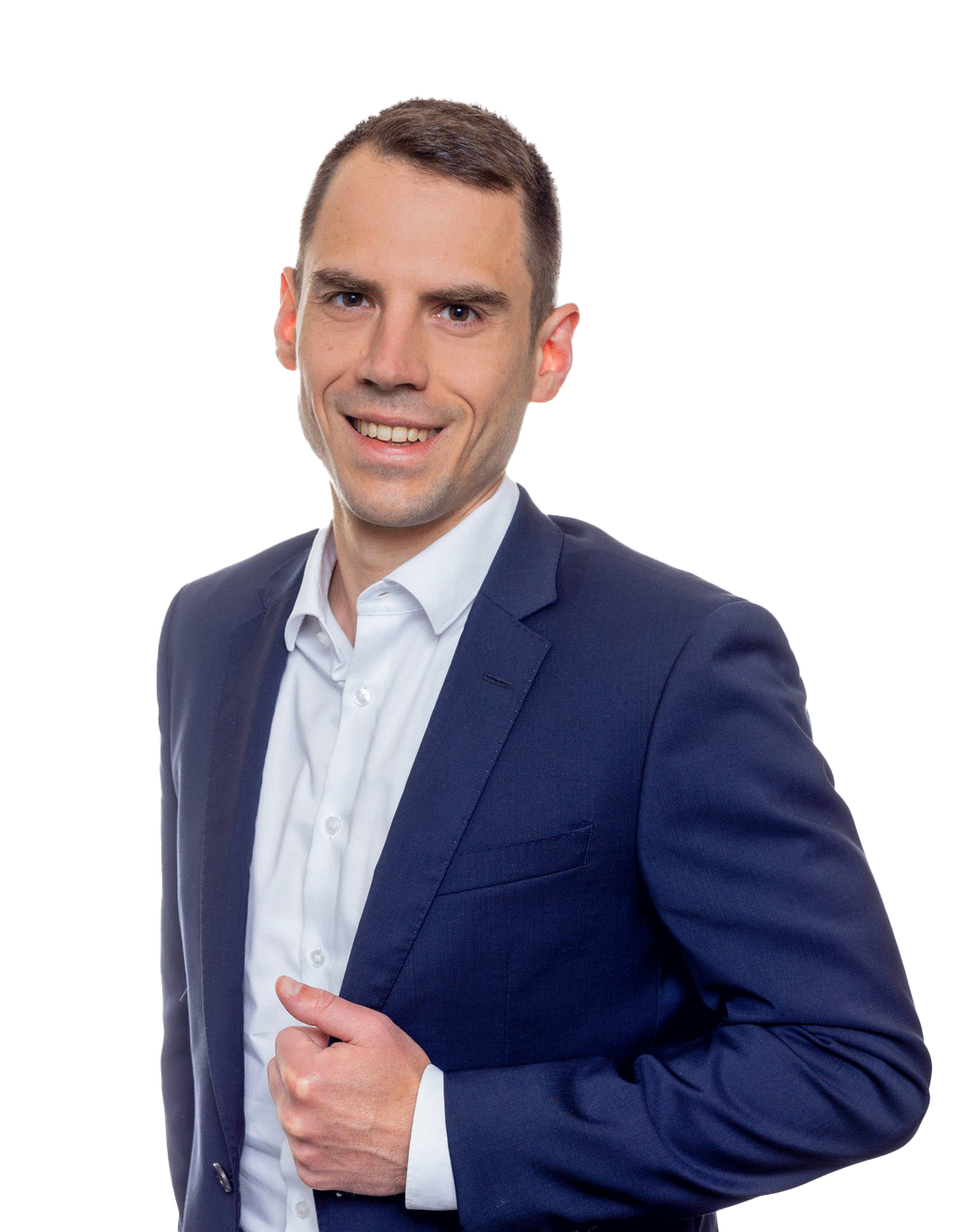 Ein Mann in einem dunklen Anzug und weißem Hemd, lächelnd, auf einem schwarzen Hintergrund.