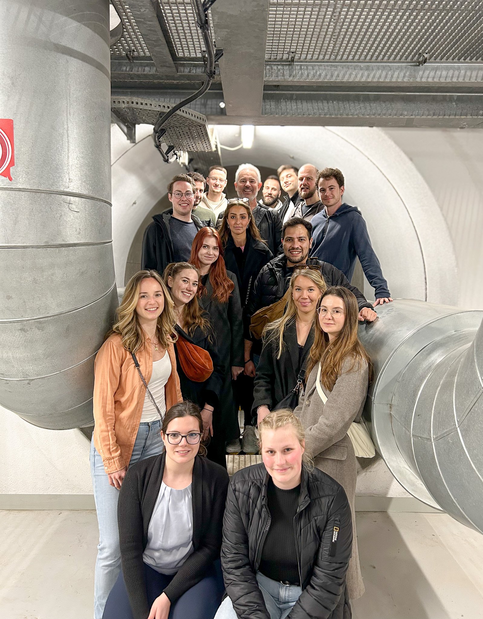 Eine Gruppe von Leuten im Eingang vom Fernwärmetunnel in Köln