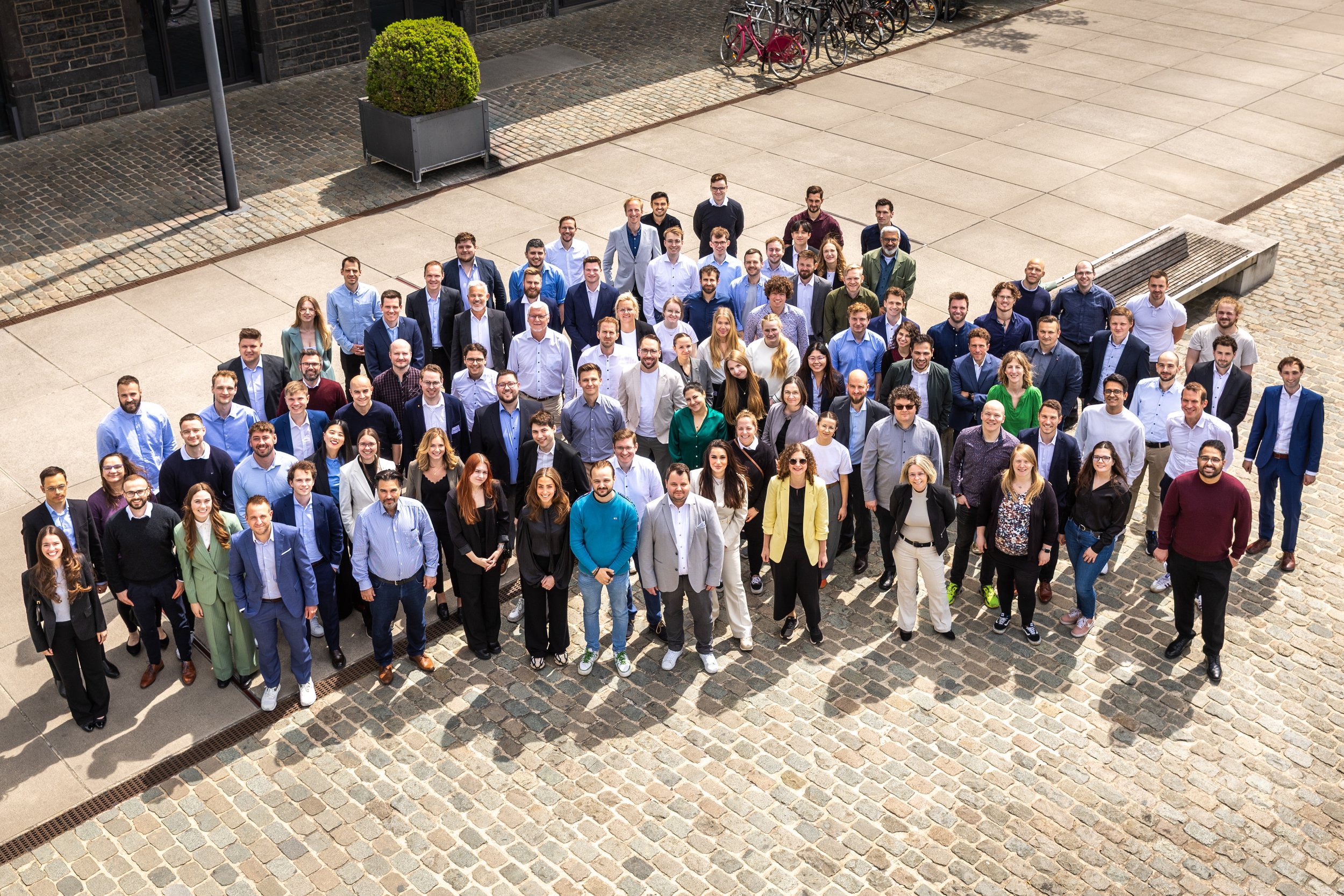 Wir sehen das gesamte Team der IT Beratung Hochfrequenz im Jahre 2025 in Köln