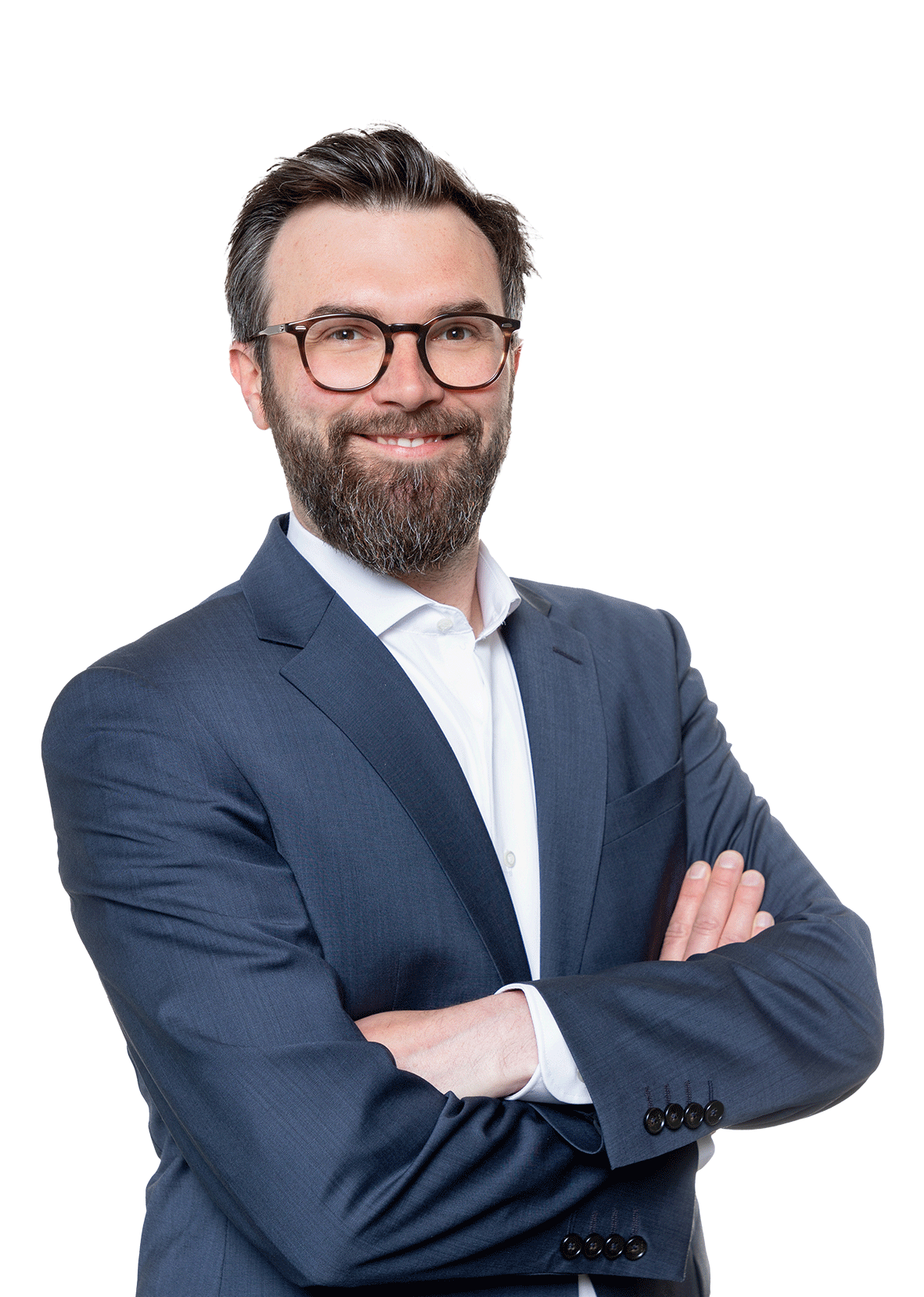 Lukas Eberhard in einem dunklen Anzug, weißen Hemd, mit Brille und Vollbart, der die Arme verschränkt vor einem schwarzen Hintergrund hat.