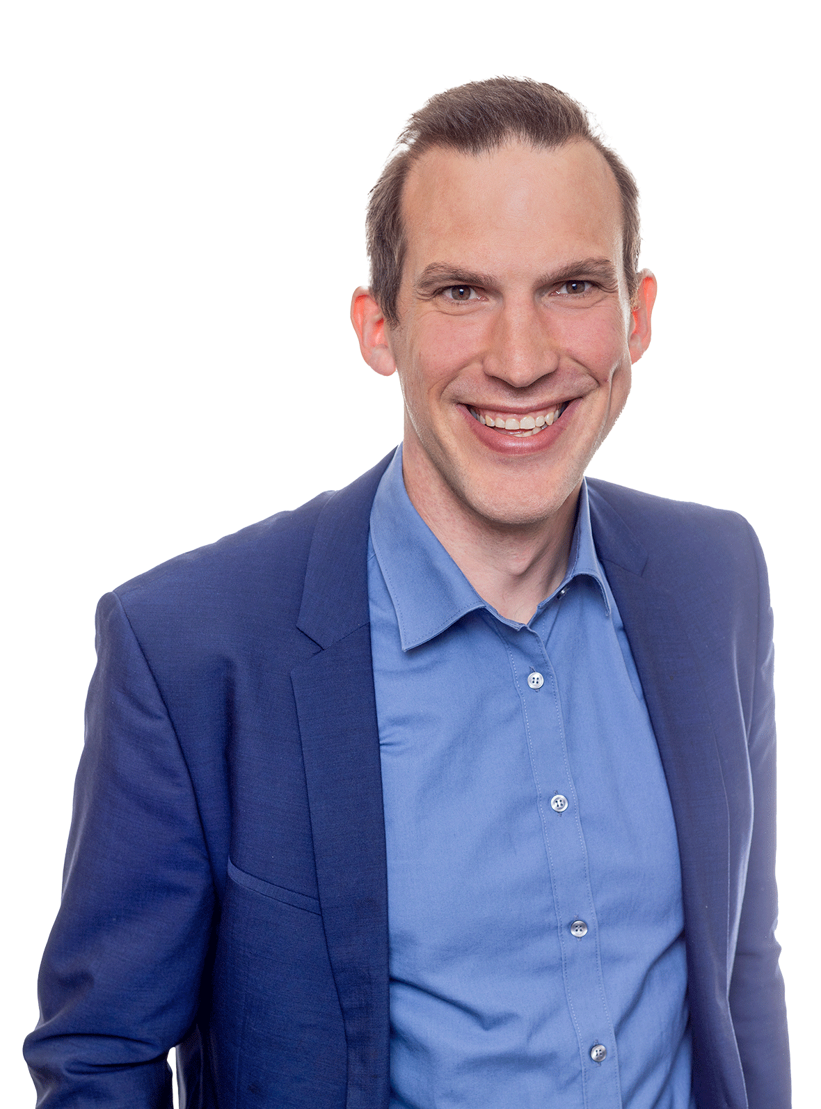 Tobias Schaer in einem blauen Anzug und blauer Hemd vor einem weißen Hintergrund.