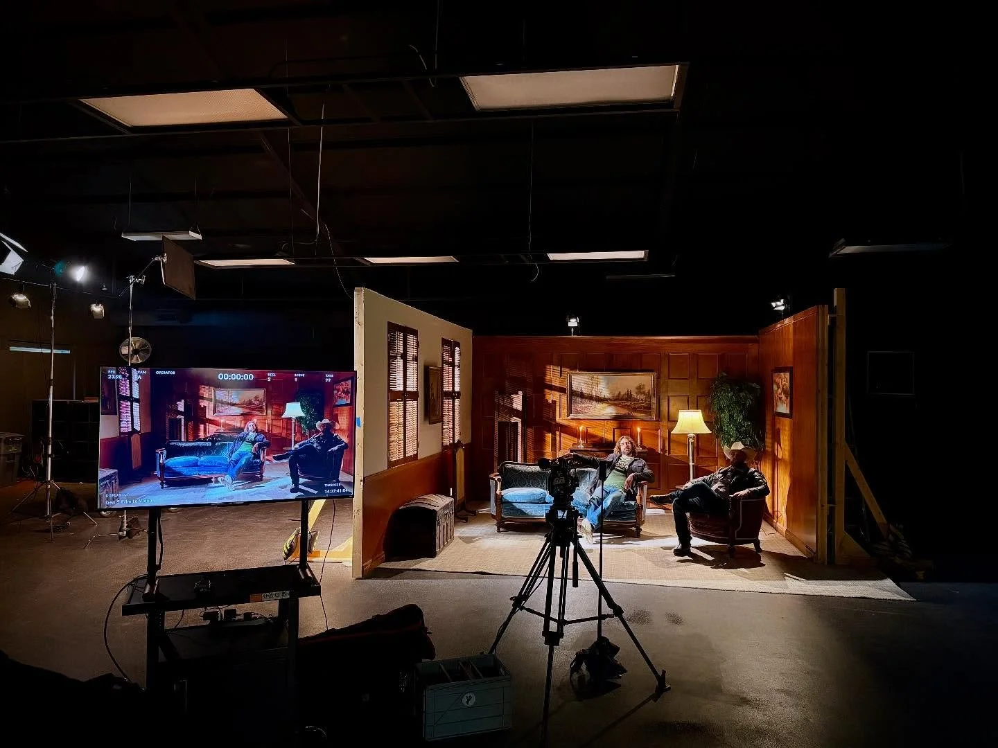 After a year of long hours & late nights (🩸😓😢) we are proud to announce that the dream factory is alive!!! Thanks to everyone who came to our sneak peek open house. Thanks to @montana.film.festival allowing us to host the event. For those who