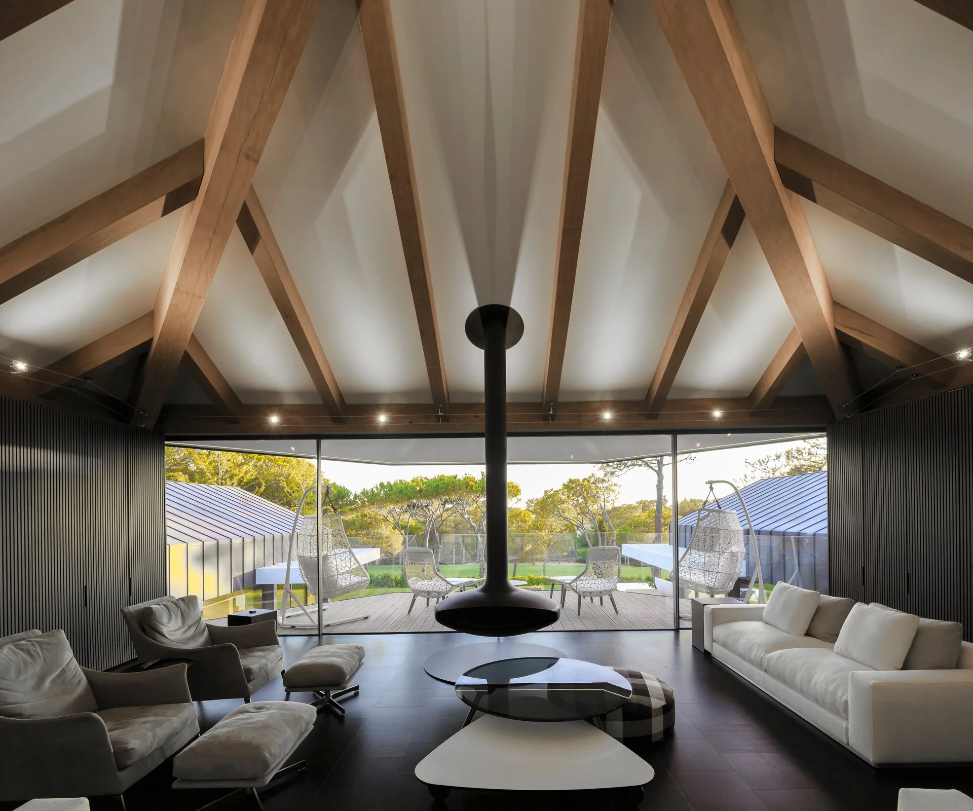 Impressive living room with a suspended fireplace 