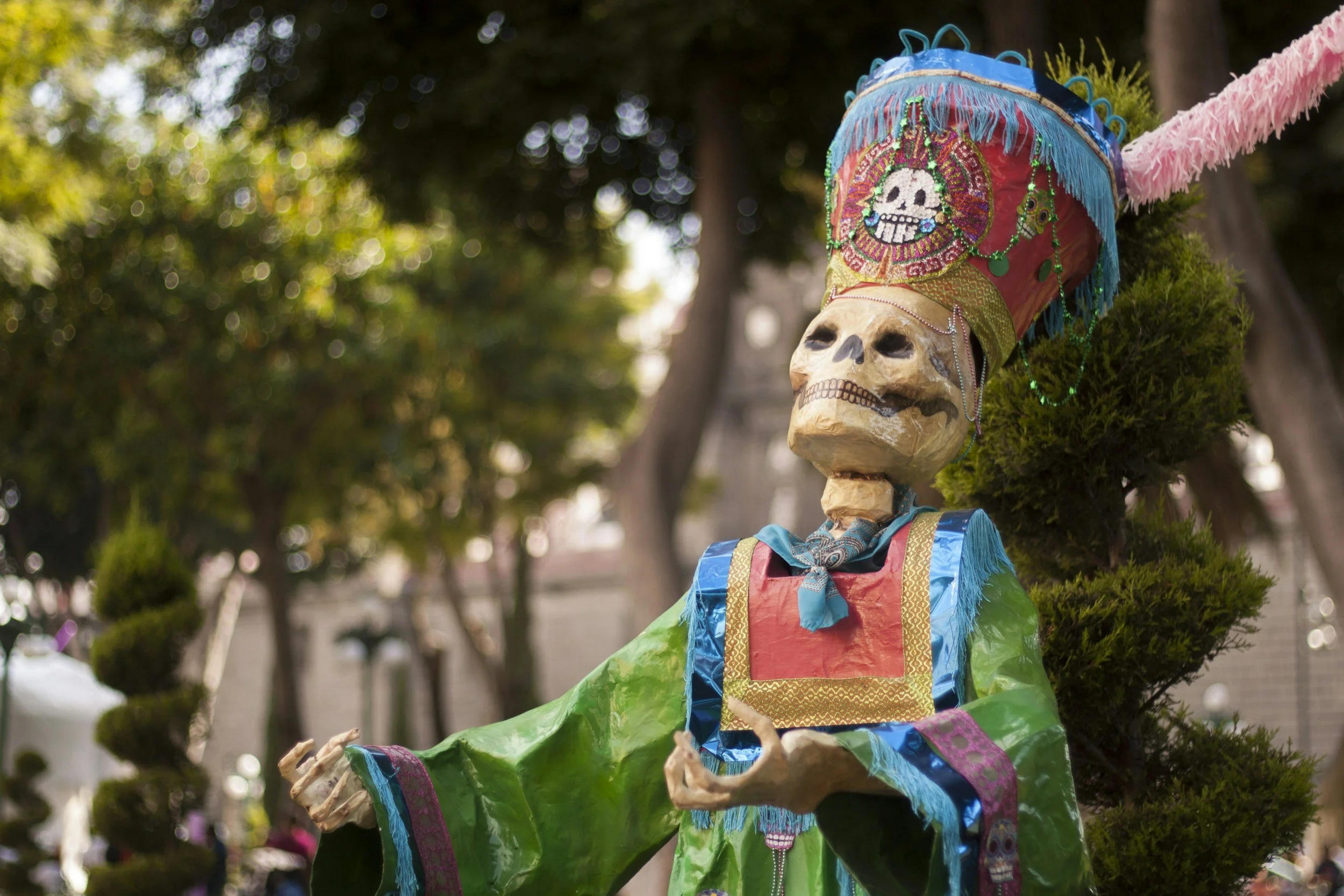 Día de los Muertos doll with a skull