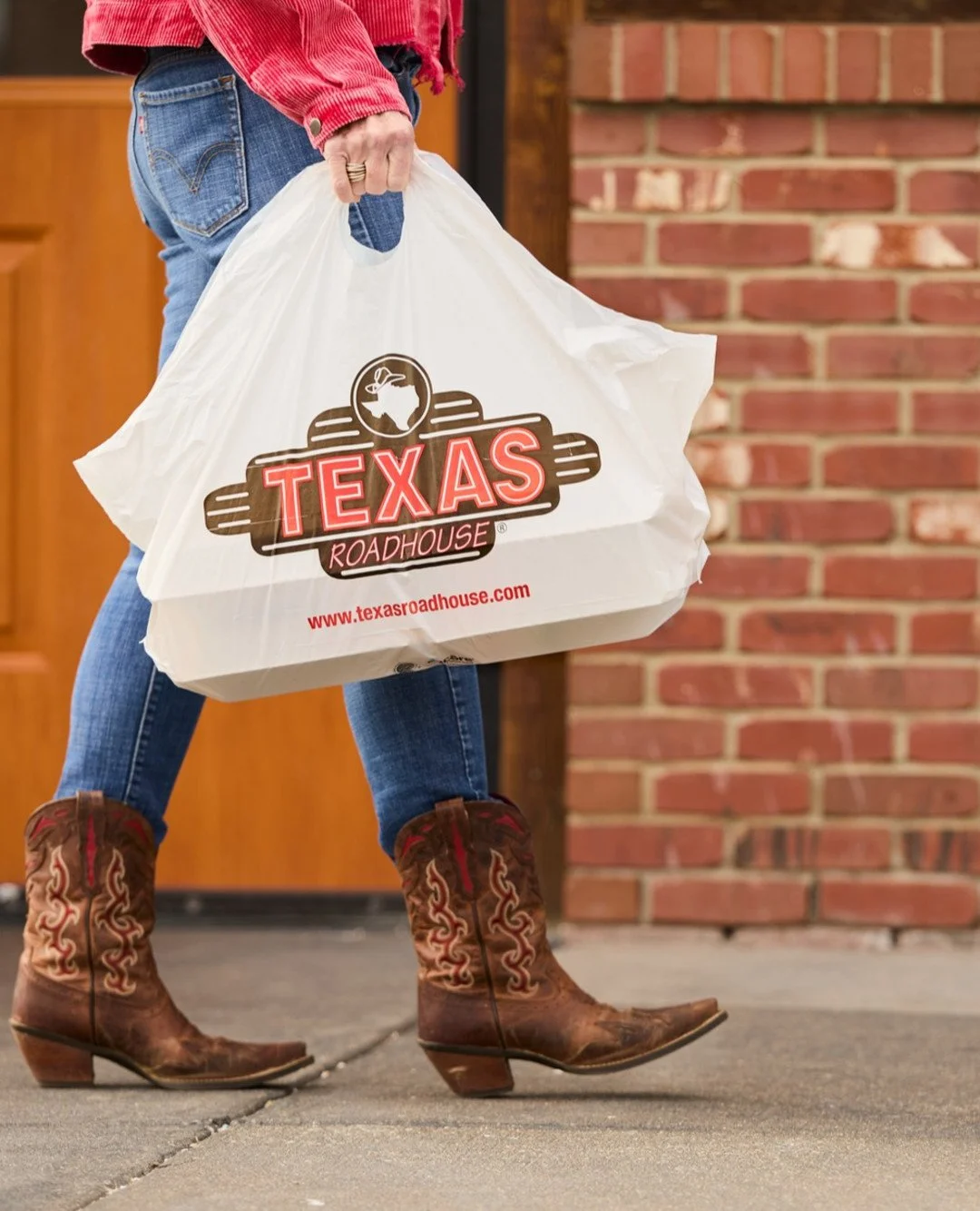Nothing better than taking home leftovers from @texasroadhouse! ๐ฅ
#shopyourcommunity #shopeatplay #kenwoodsquare #texasroadhouse #leftovers #takeout