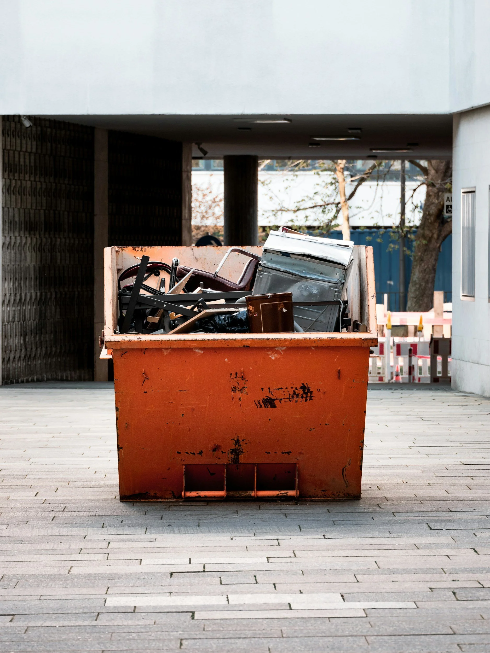Oranssi carpenter using bench saw