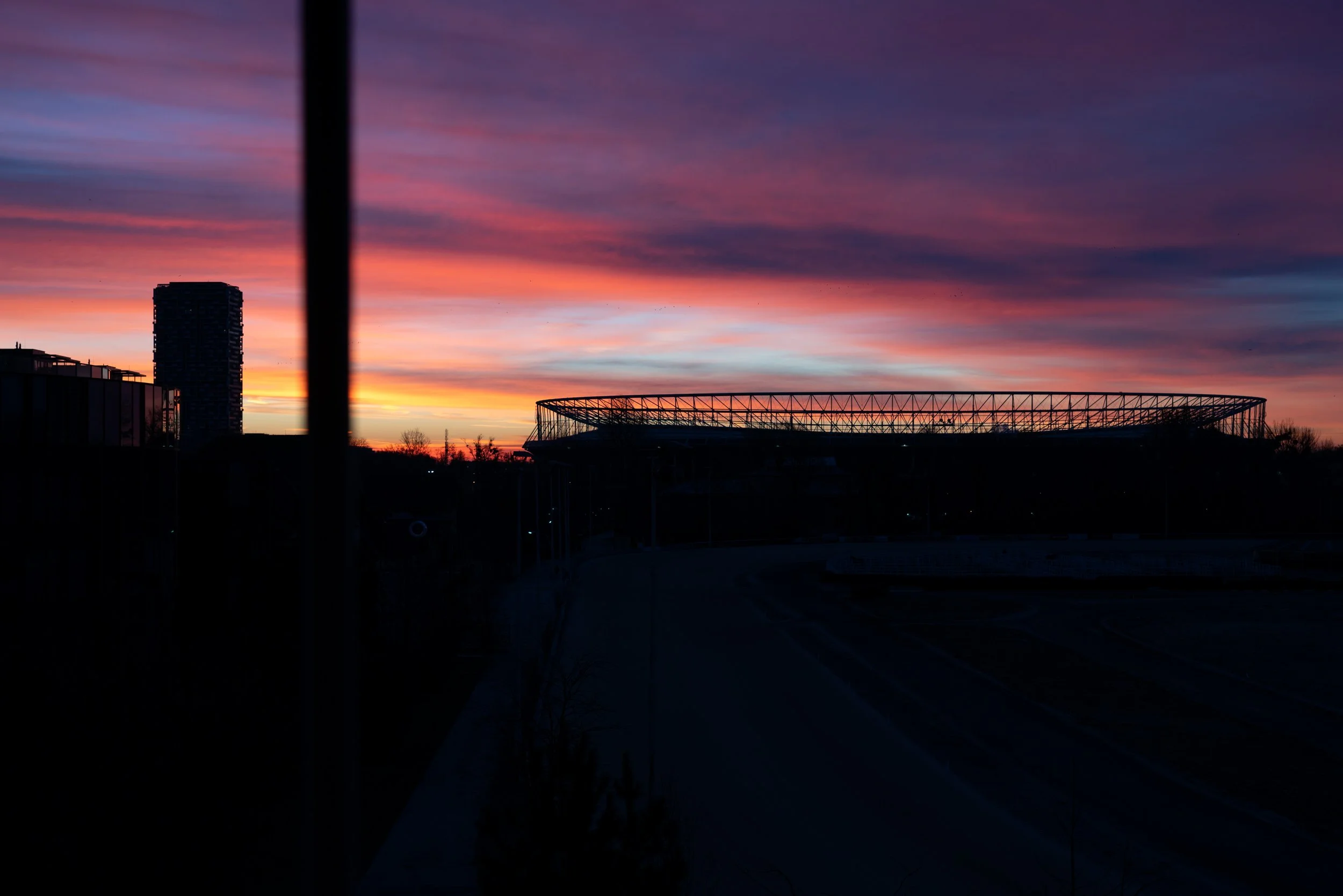 Stadion bei Sonnenaufgang, Dezember 2021 / © Jessica Zekar