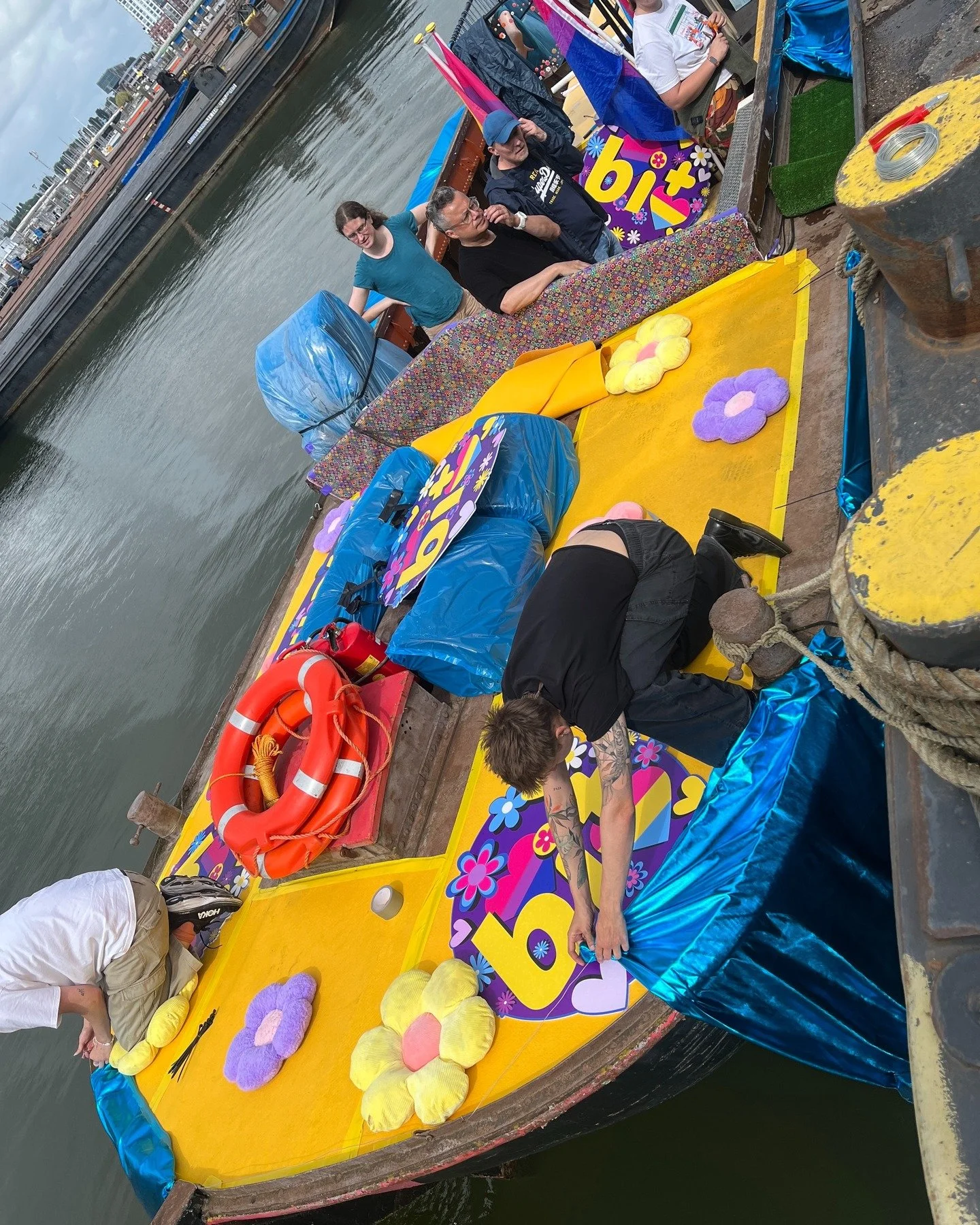 So much love and effort went into getting the bi+ boat ready this afternoon. Can't wait to join Amsterdam's Canal Pride tomorrow with 70 incredible folks by our side. It's going to be a beautiful day! 💖💜💙

@biplusnl 

#bi #biplus #amsterdamcanalpr