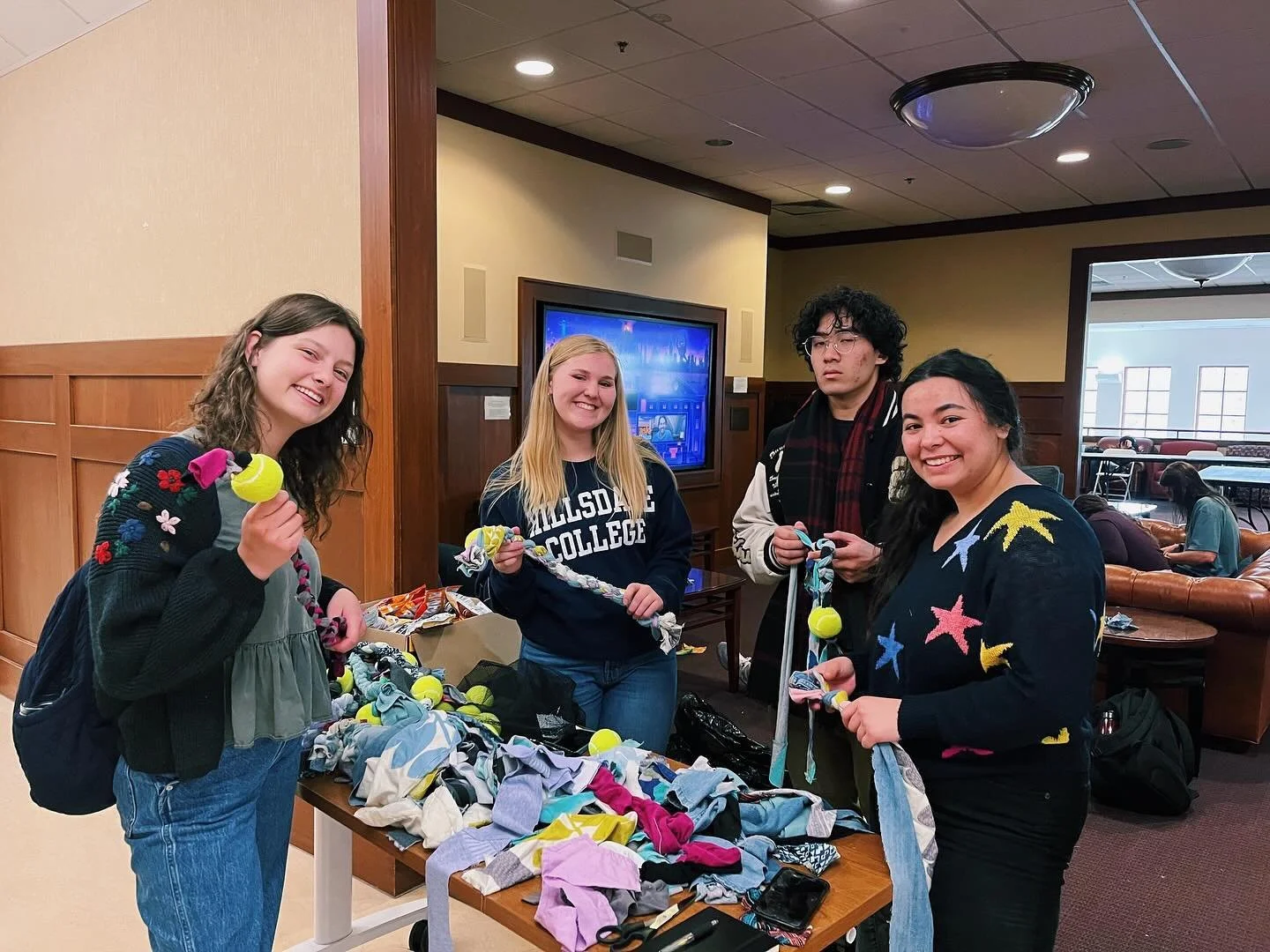Wags to Riches last week was a success! We were able to make over 50 toys for local shelters. Thank you to everyone who helped out. We are so thankful for our amazing volunteers! 🫶