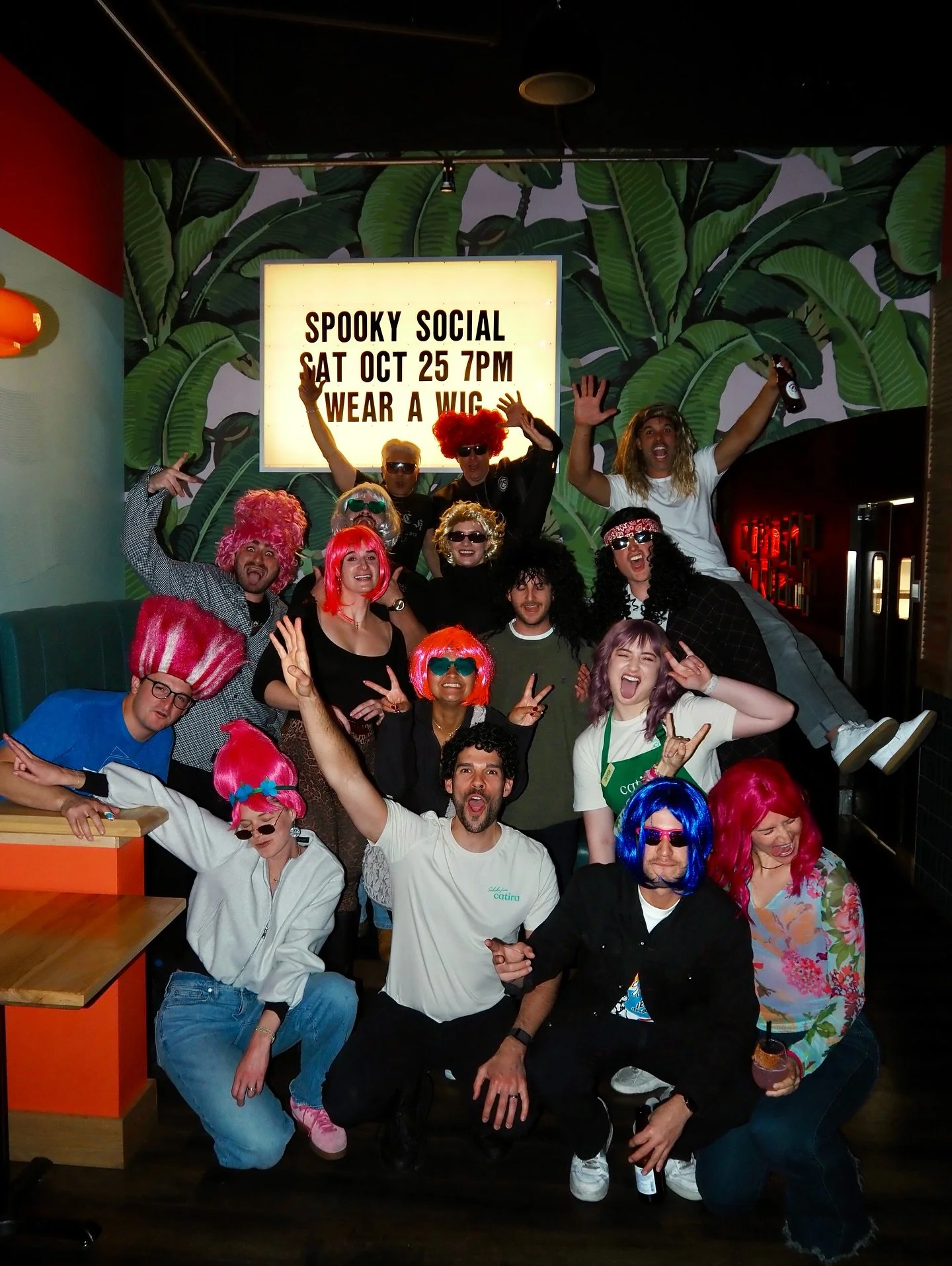 Noche de pelucas - success! Thanks to all who participated and shout out to those who stayed until we closed to get in the group photo. Definitely a fun night full of fun people 🧑🏻&zwj;🦱👩🏼&zwj;🦱👩🏻&zwj;🦰🧑🏼&zwj;🎤