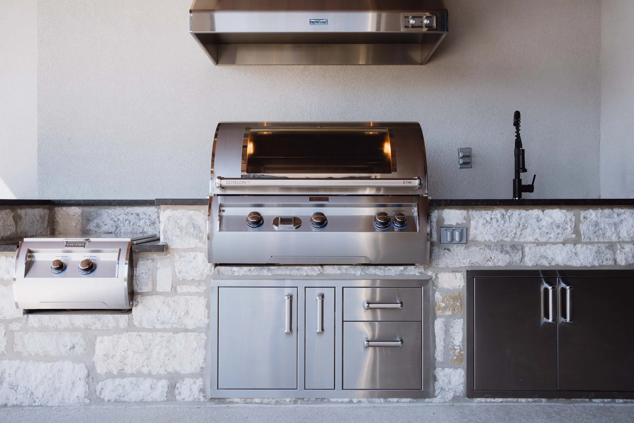Custom outdoor kitchen with built-in gas grill by Cozy San Antonio