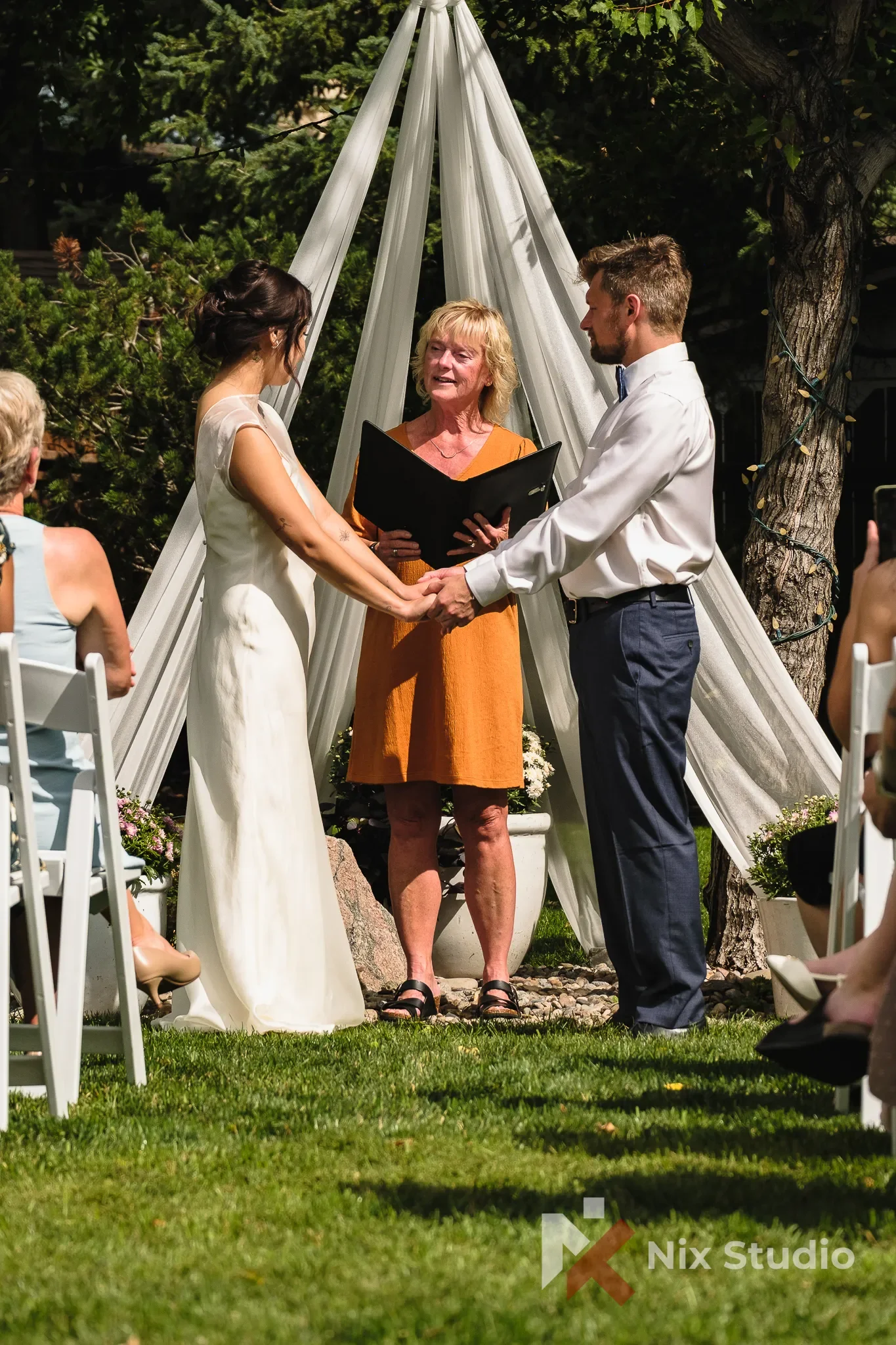 Couple-at-alter-married-morden-photograpgher.webp