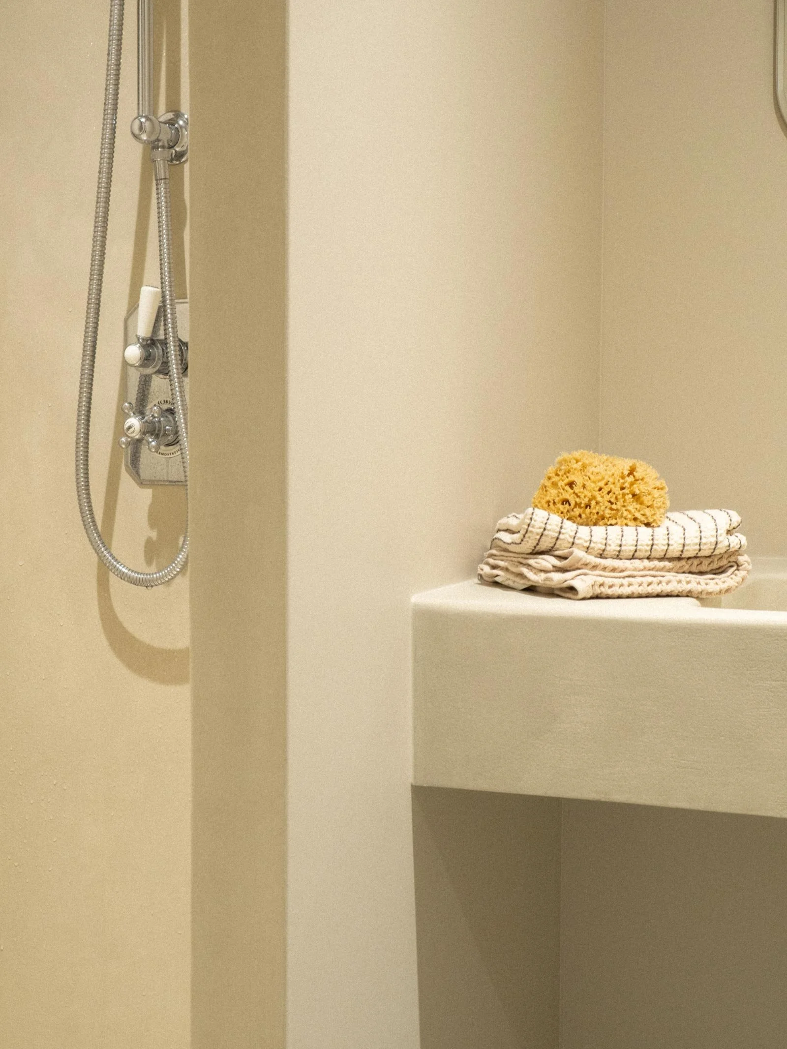 Douche et vasque en béton ciré réalisés par une architecte d'intérieur dans le Var