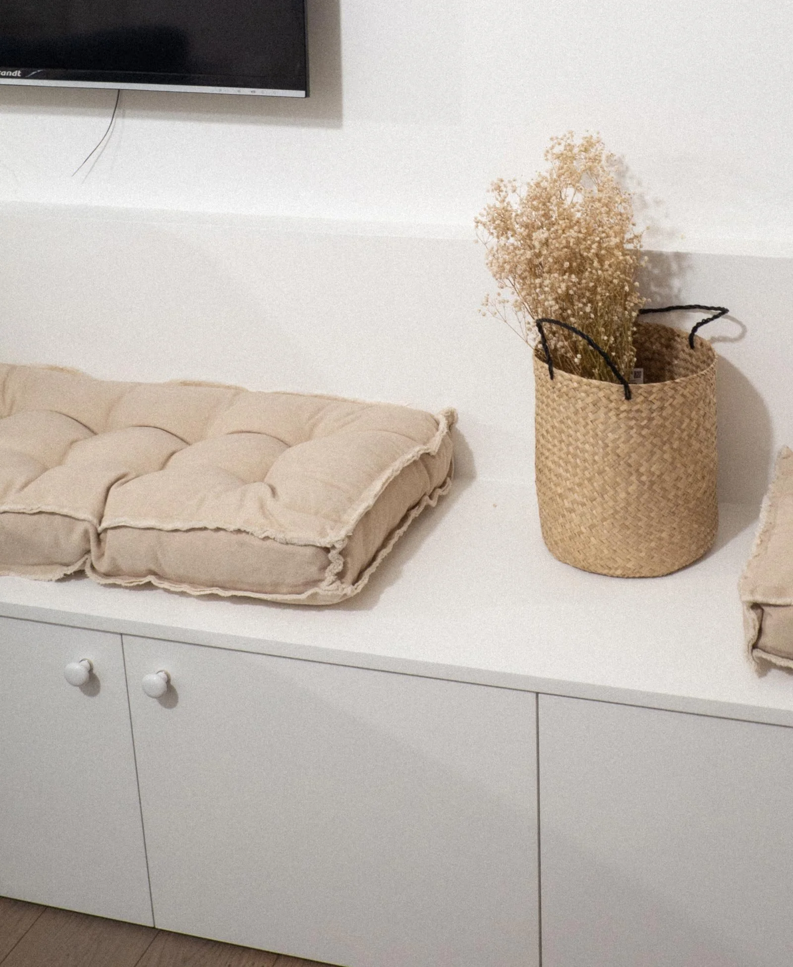 Banquette sur-mesure conçue par un architecte d'intérieur dans le Var