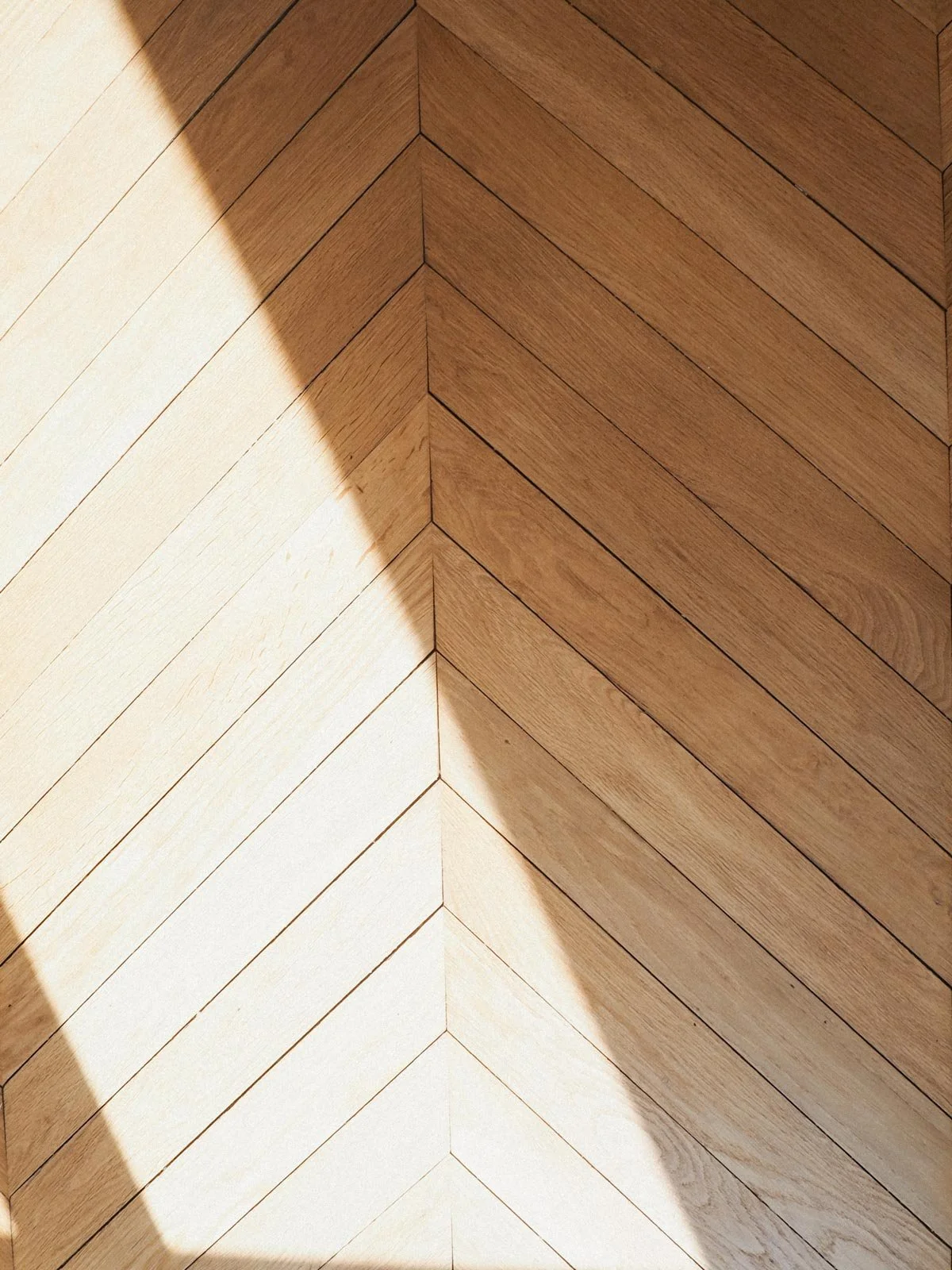 Rénover un parquet ancien : techniques, inspirations et conseils essentiels