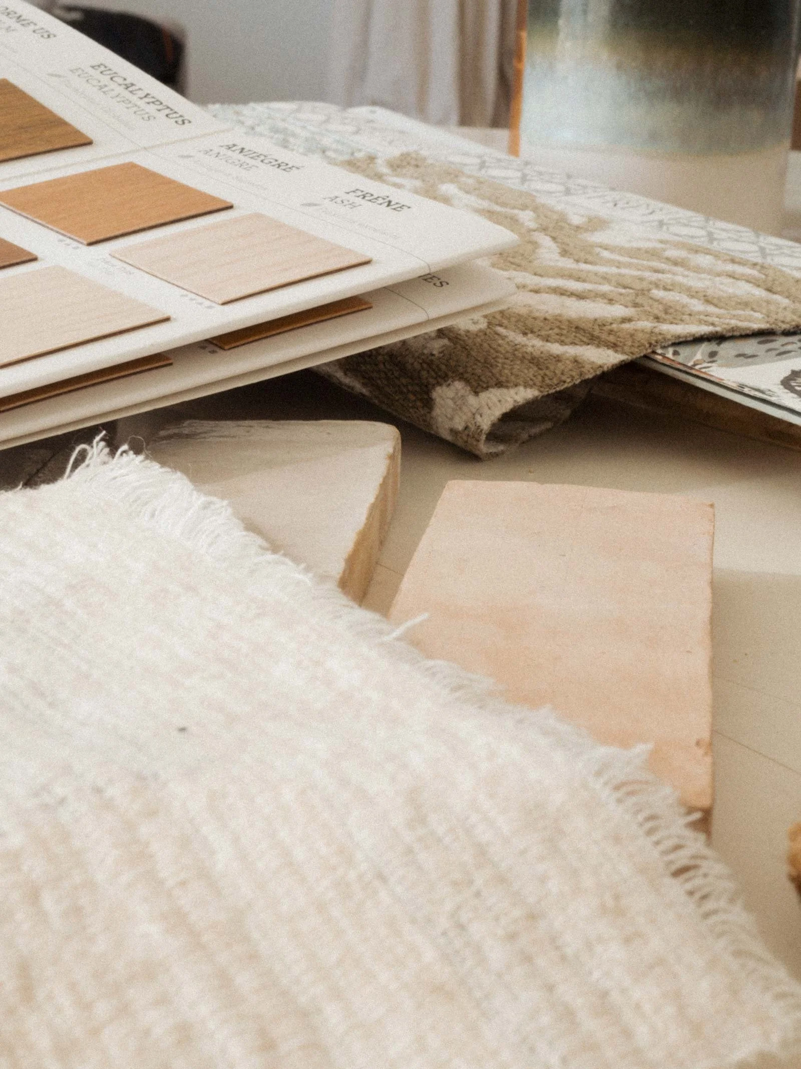 Echantillons de matériaux lors d'un RDV conseil à Toulon avec un architecte d'interieur