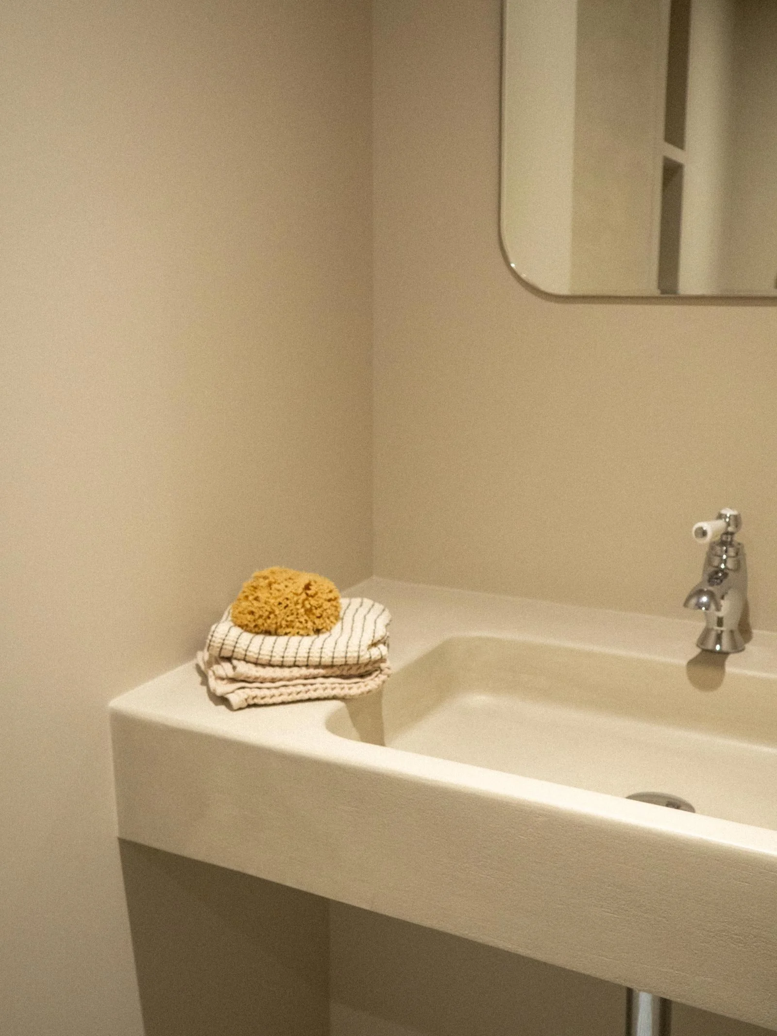 Vasque maçonnée dans salle de bain rénovée par une architecte d'intérieur dans le Var