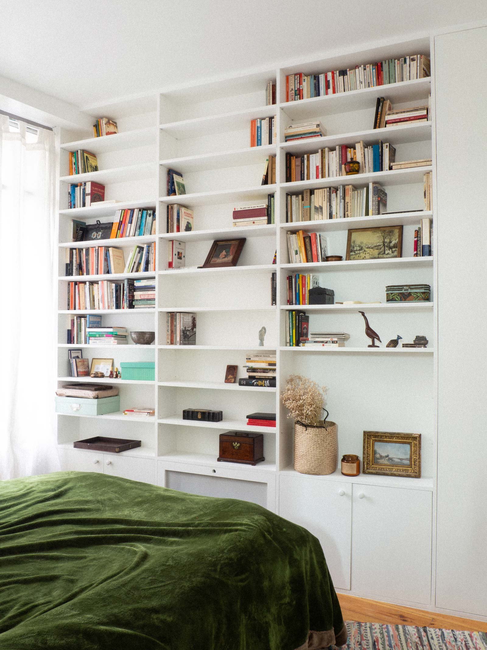 Bibliothèque sur-mesure conçue par une architecte d'intérieur dans le Var