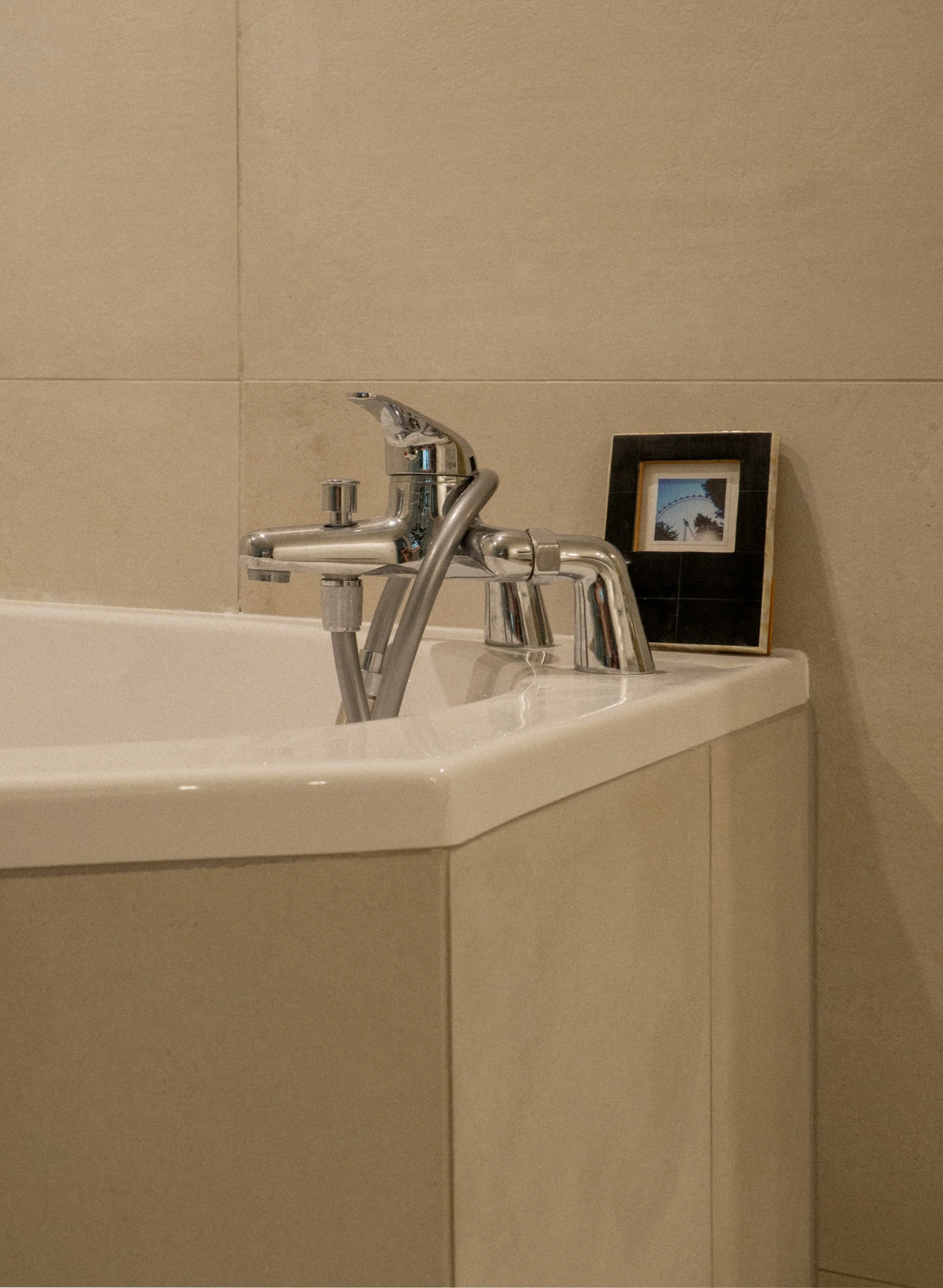 Baignoire dans salle de bain sur-mesure conçue par une architecte d'intérieur à Toulon dans le Var