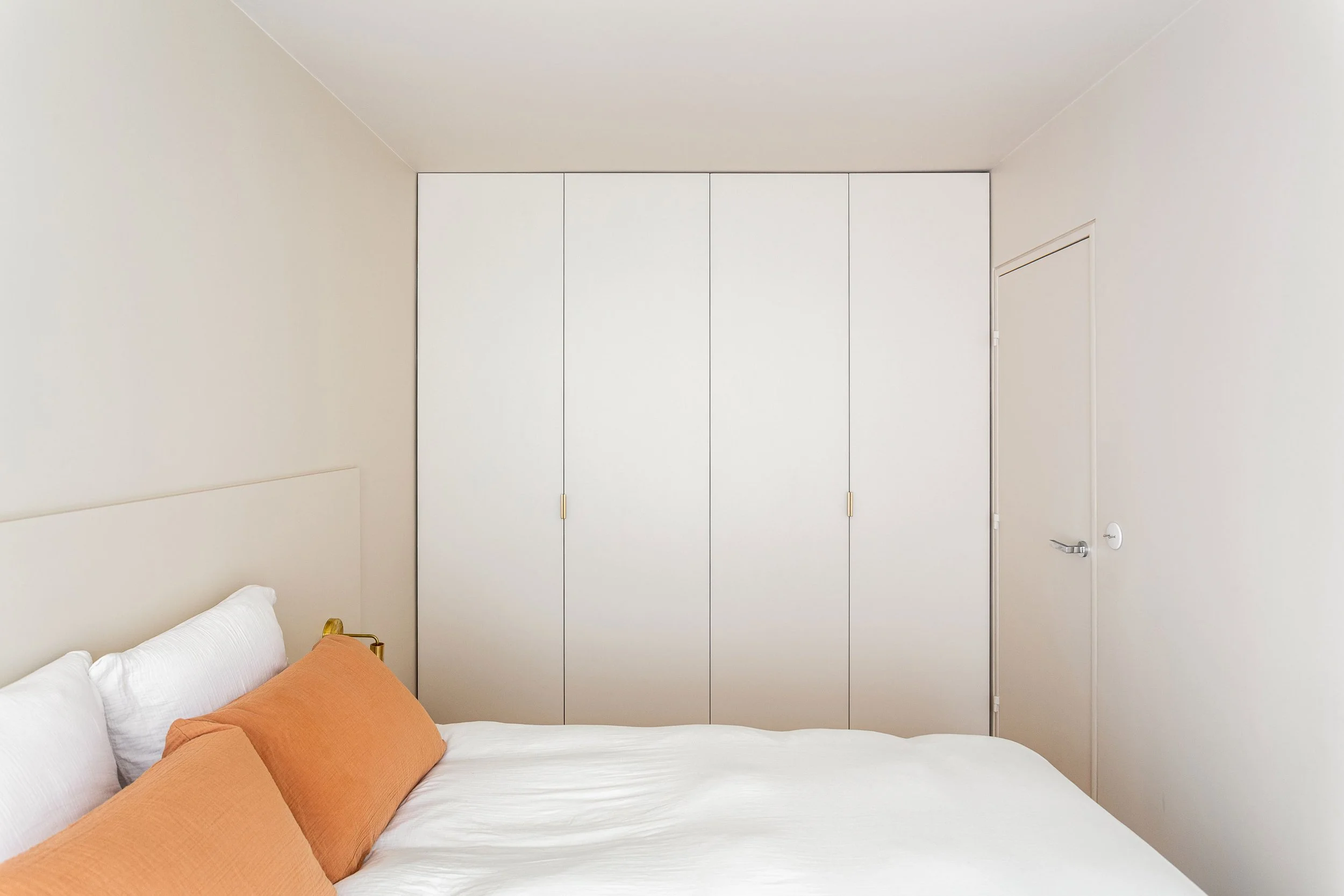 Dressing sur-mesure dans la chambre d'un appartement rénové à toulon par une architecte d'intérieur