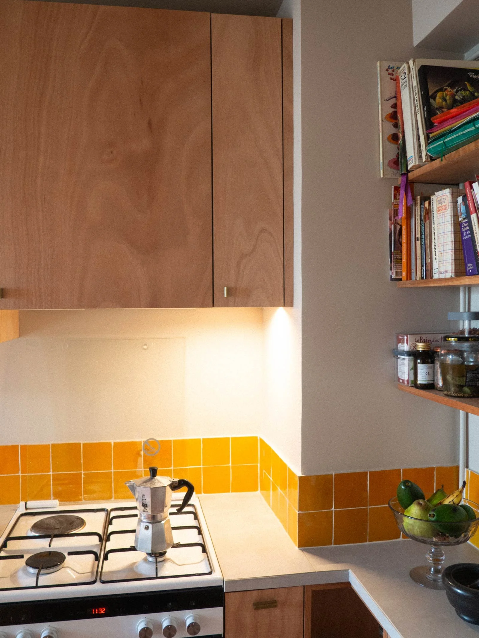 Façades sur-mesure, crédence et plan de travail dans une cuisine conçue dans le Var par une architecte d'intérieur