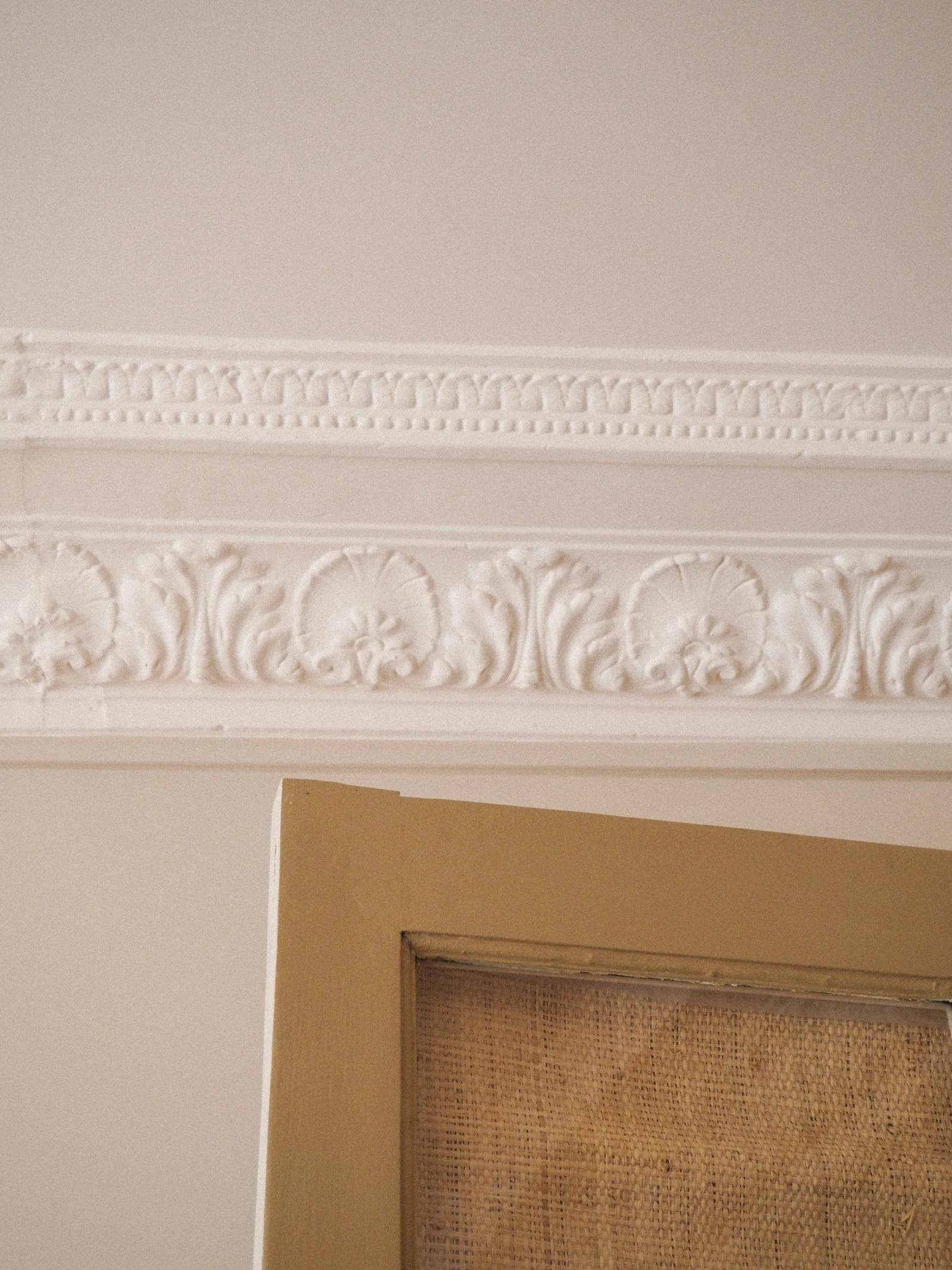 Porte colorée et corniche conçues par un architecte d'intérieur dans le Var