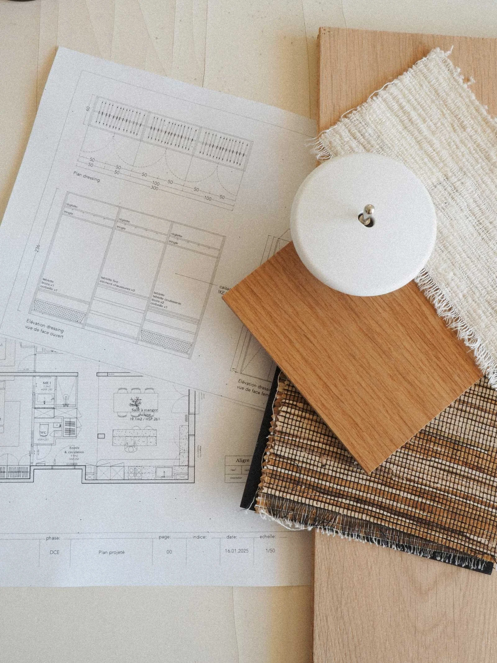 Echantillons matériaux et plans présentés lors d'une conception sur-mesure par un architecte d'intérieur dans le Var