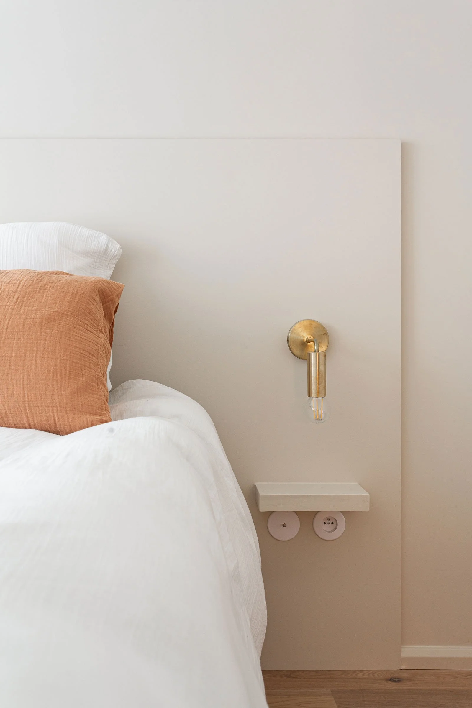 Tête de lit sur-mesure dans la chambre d'un appartement rénové à Toulon par une architecte d'intérieur