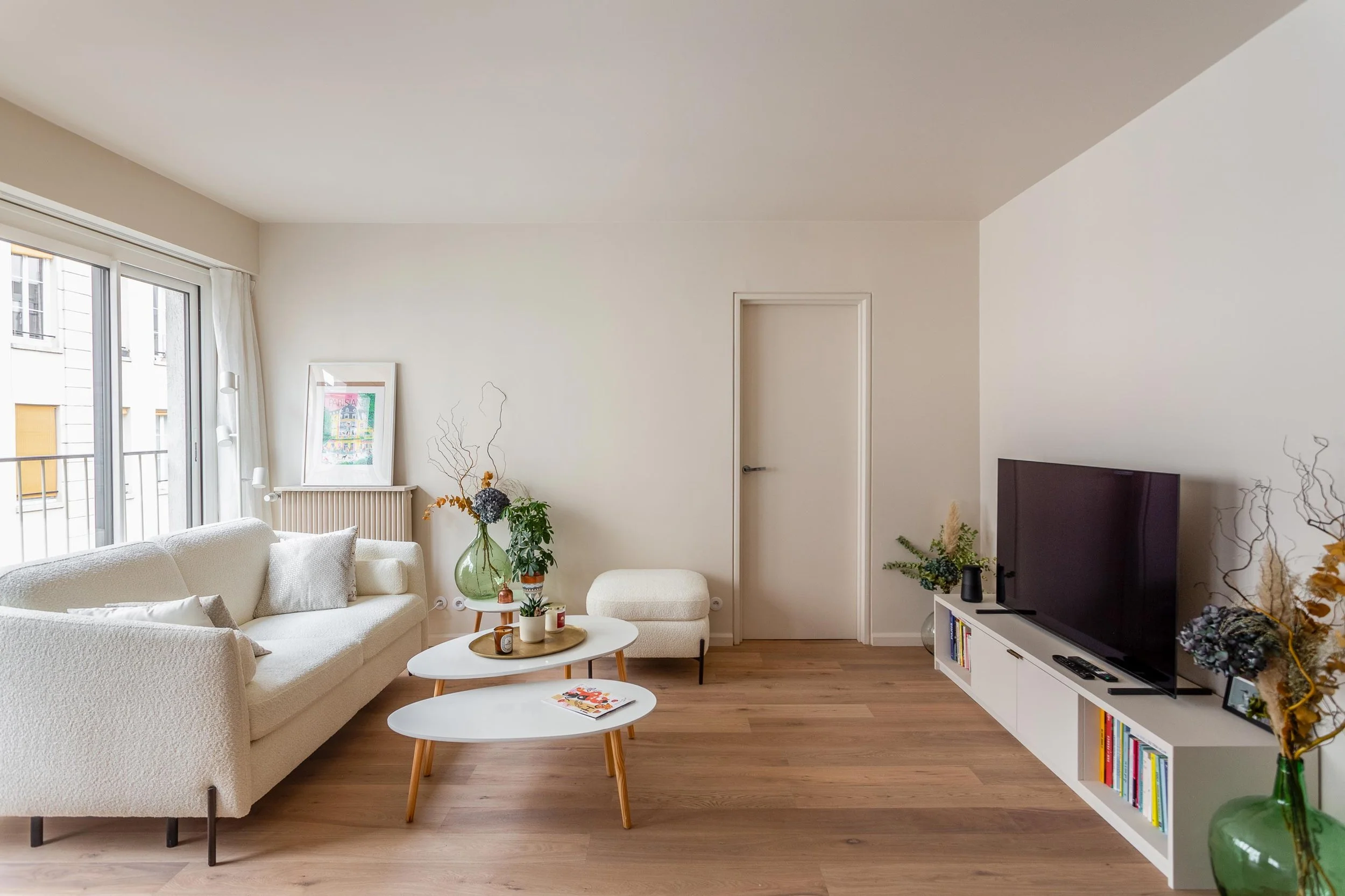 Salon avec meuble TV sur-mesure dans un appartement rénové à Toulon par une architecte d'intérieur