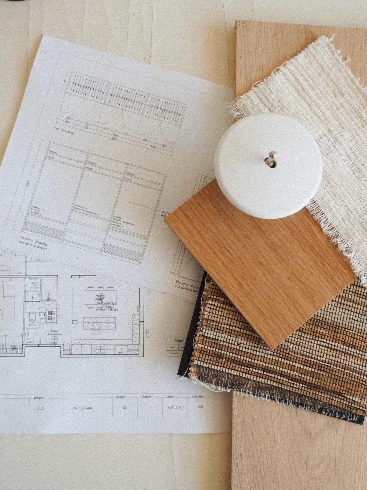 Plans et échantillons de matériaux pour la rénovation d'une maison à Toulon dans le Var par un maître d'oeuvre