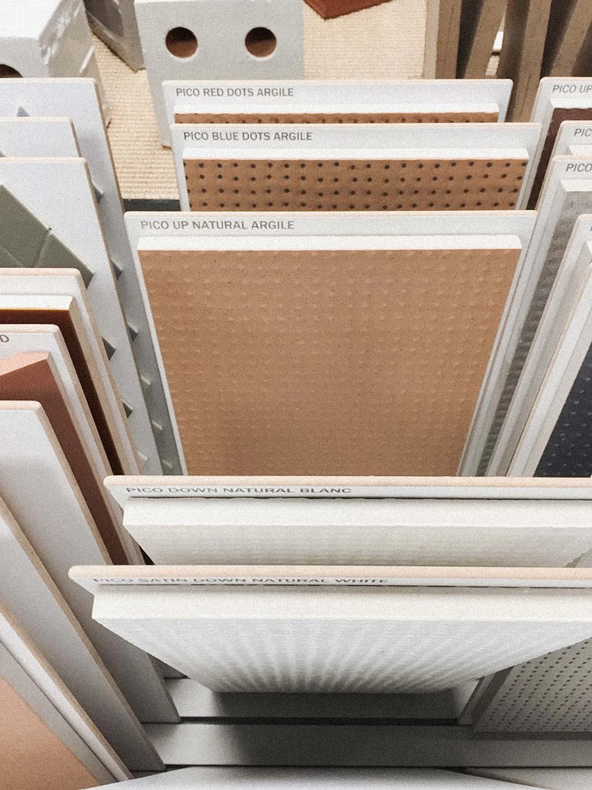 Echantillons de carrelage dans un showroom à Toulon dans le Var sélectionné par un architecte d'intérieur