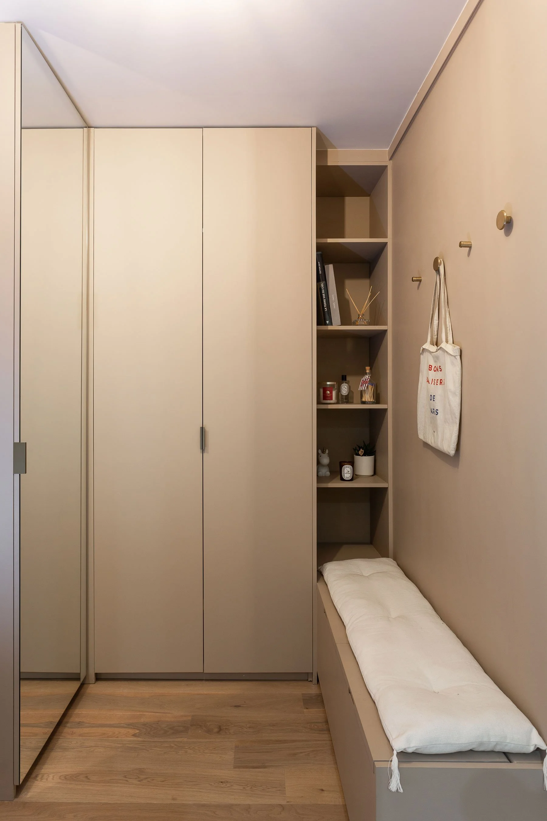 Placard de rangement sur-mesure dans l'entrée d'un appartement rénové à Toulon par une architecte d'intérieur
