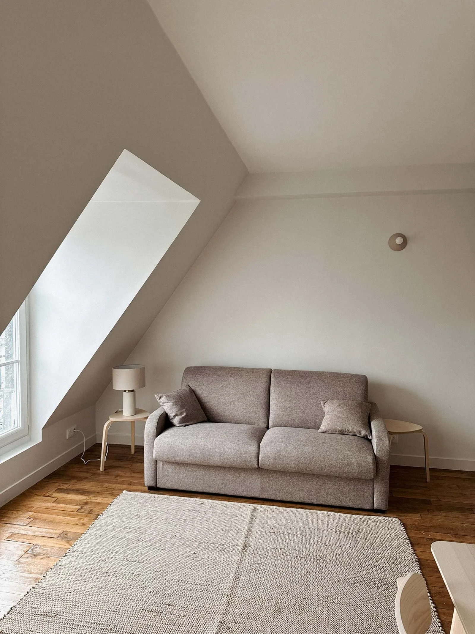 Salon dans studio sous pente rénové à Toulon par une architecte d'intérieur