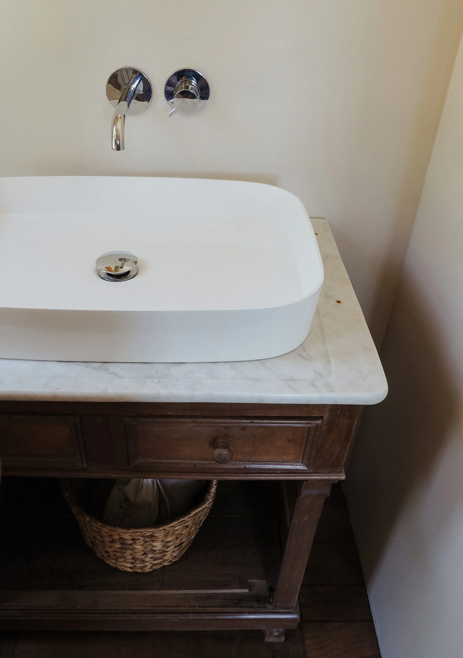 Salle d'eau sur-mesure chaleureuse rénovée dans une maison dans le Var par un architecte d'intérieur